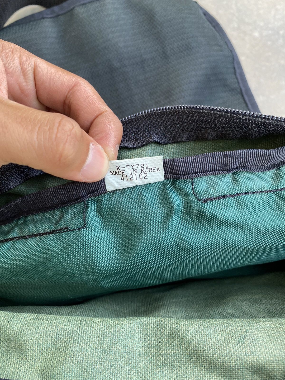 The North Face Vintage 90s The North Face Sling Bag 2 Way Size ONE SIZE - 11 Thumbnail