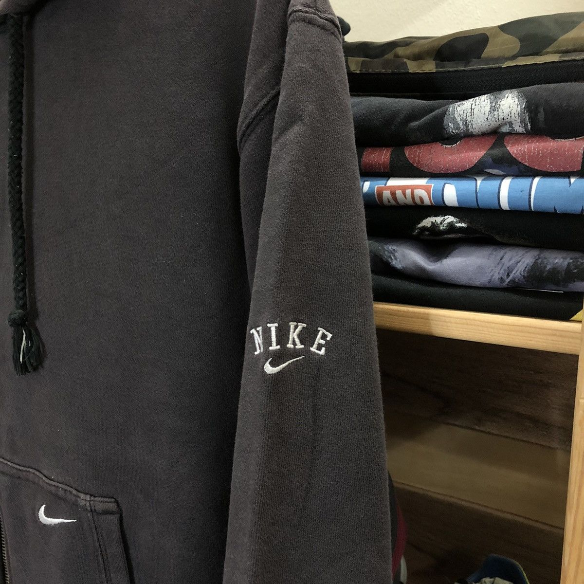 Nike × Vintage Distressed Sun Faded Nike Hoodie With Embroidery Logo Size US M / EU 48-50 / 2 - 3 Thumbnail