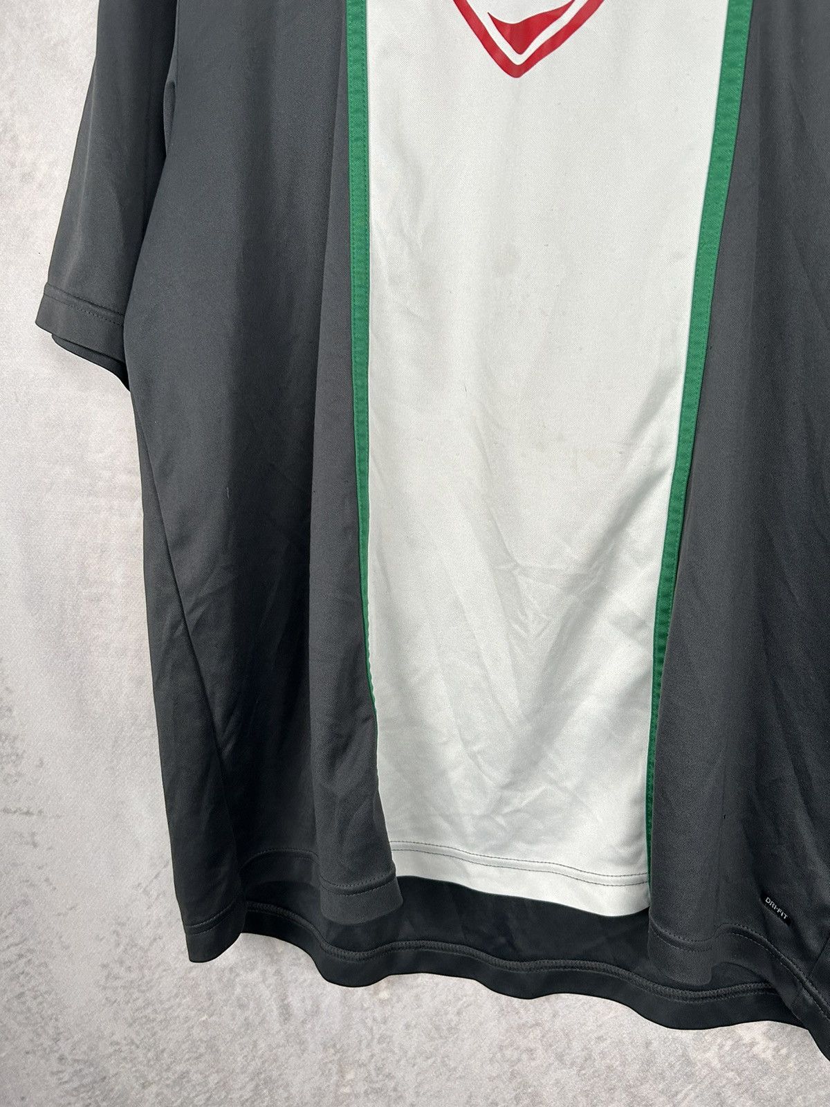 Nike Vintage Nike Center Swoosh Nylon Tee Retro Sport Size US XL / EU 56 / 4 - 4 Thumbnail
