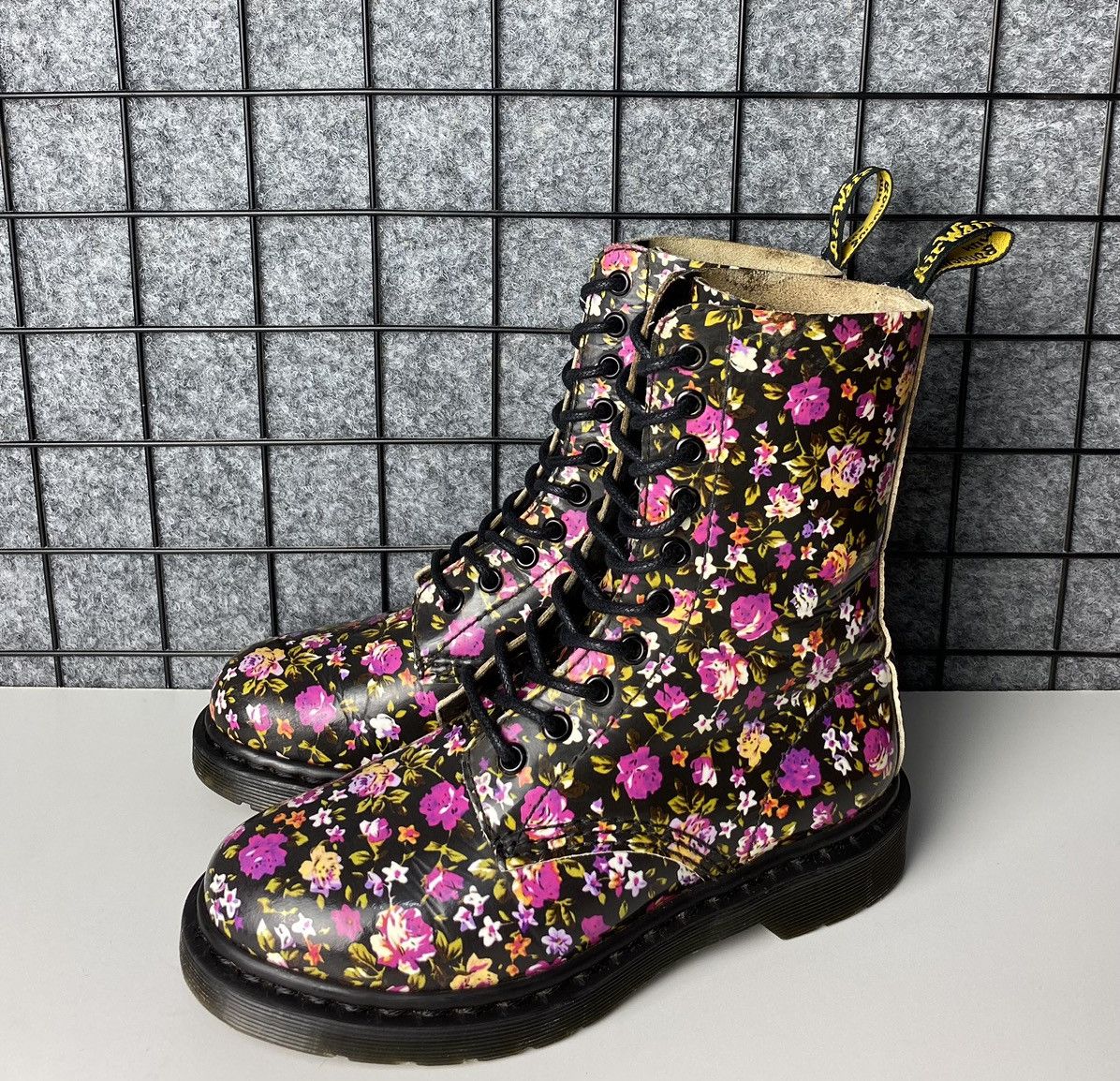 image of Dr Martens Simone Vintage Floral Boots Size 6 in Black/Floral, Women's
