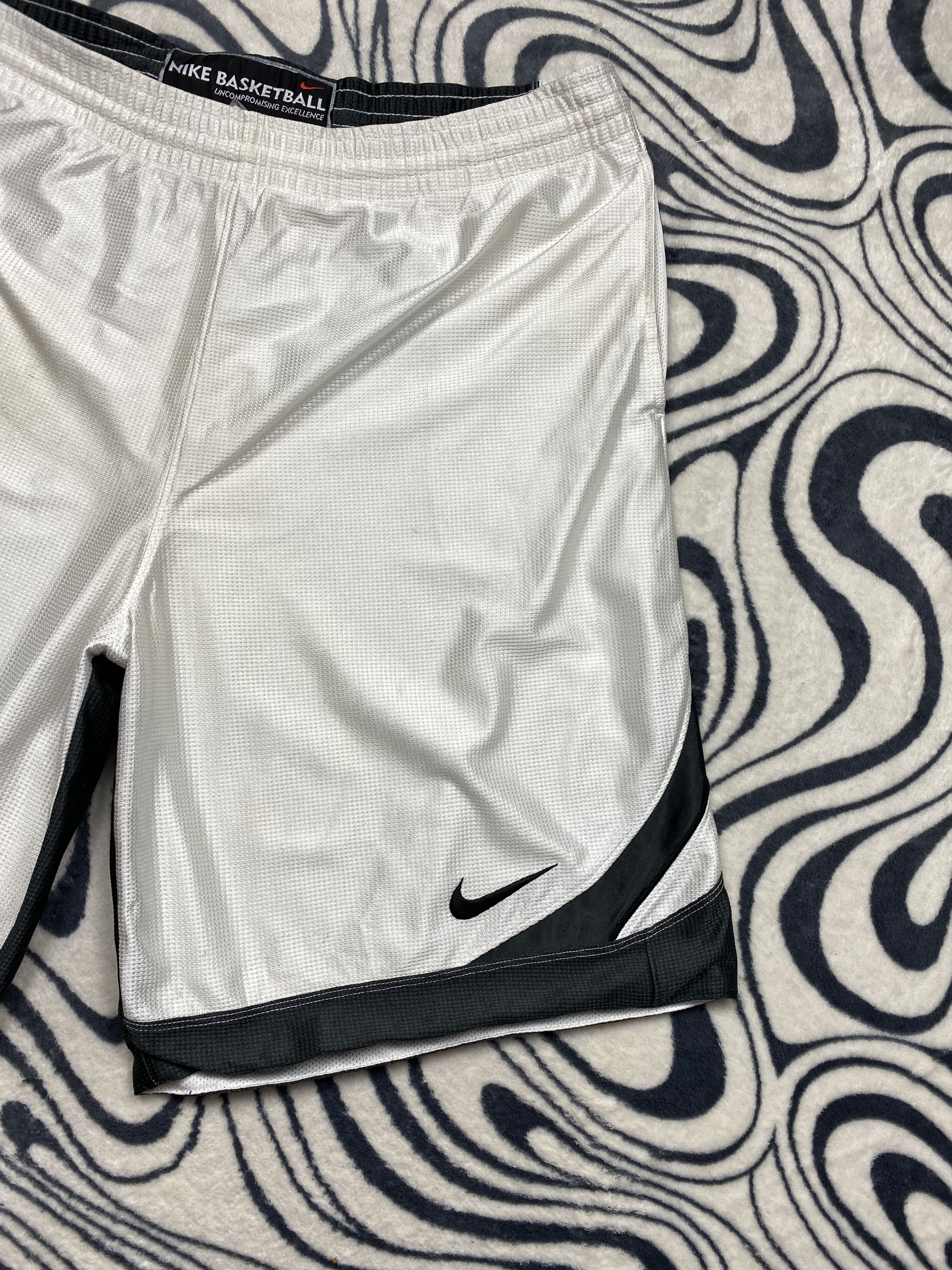 Nike × Vintage Nike Basketball Vintage Mens Shorts Y2K Size US 36 / EU 52 - 2 Thumbnail