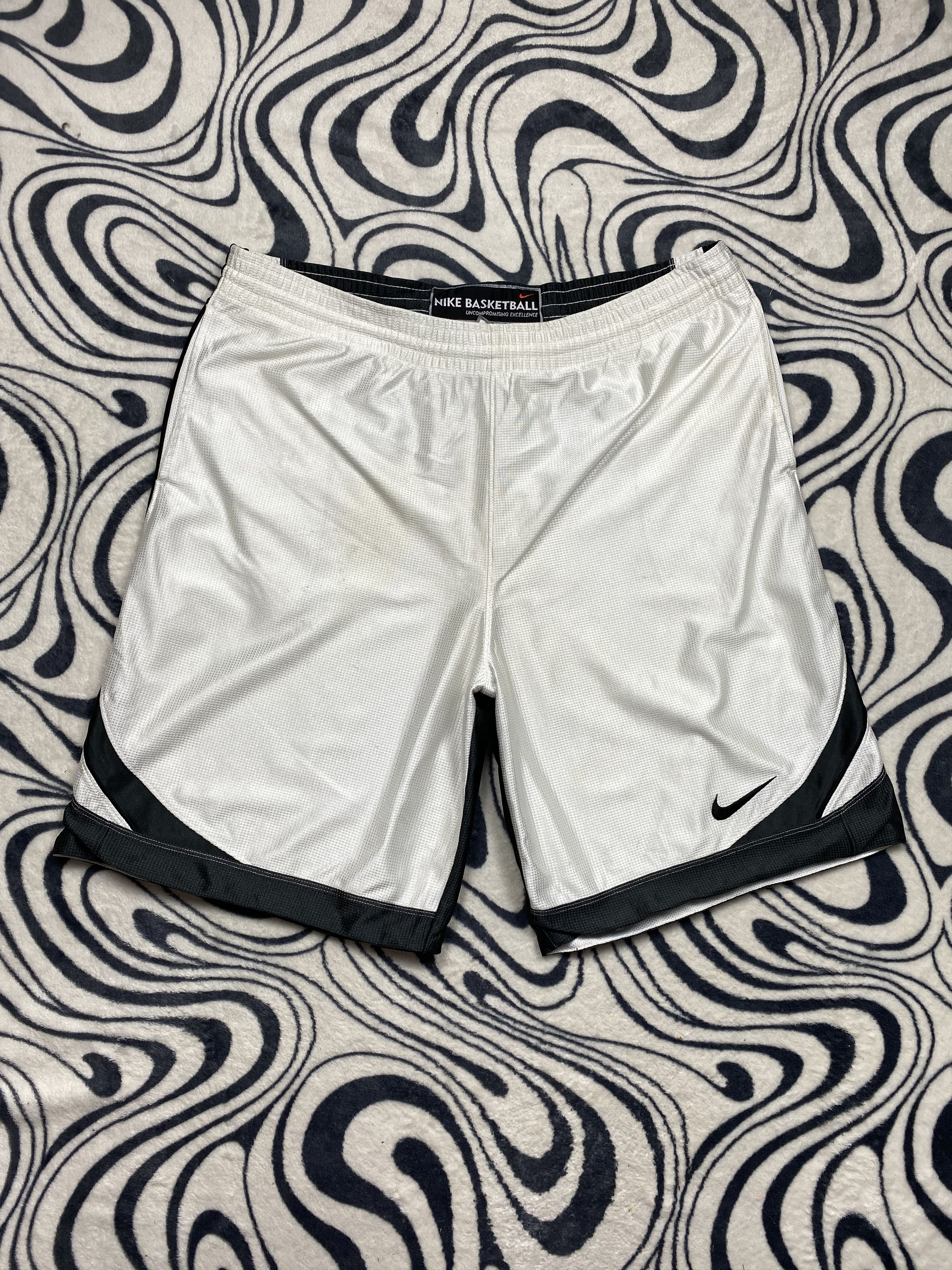 Nike × Vintage Nike Basketball Vintage Mens Shorts Y2K Size US 36 / EU 52 - 1 Thumbnail