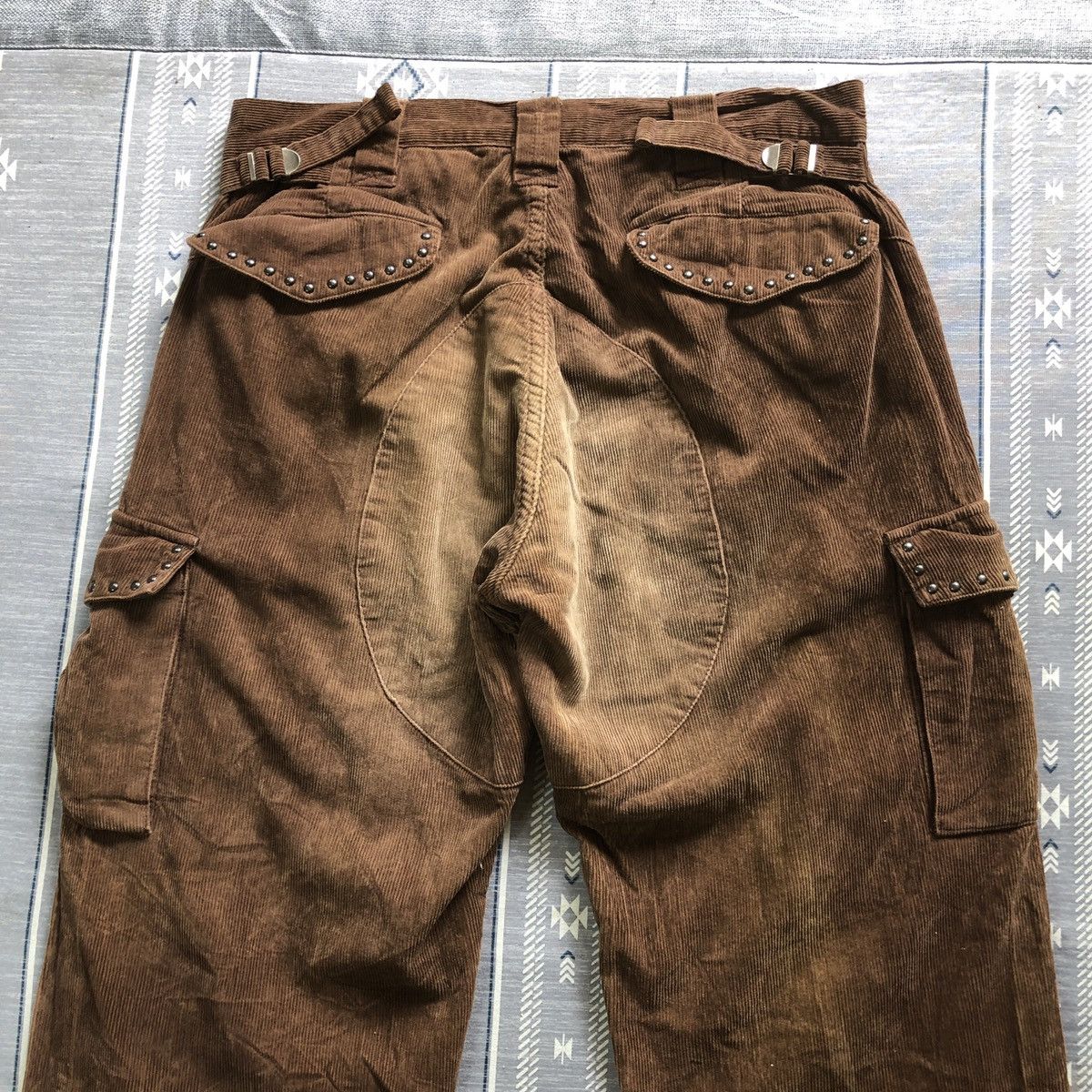 20471120 × Japanese Brand Japan Cargo Stud Multipocket Bondage Baggy Pant Size US 32 / EU 48 - 7 Thumbnail