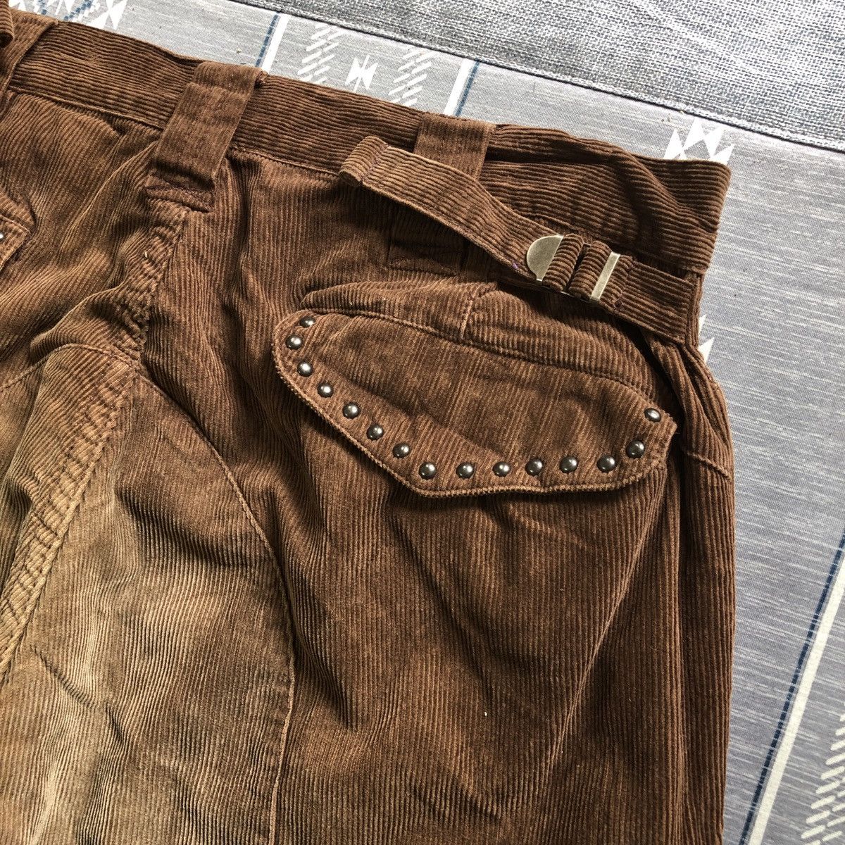 20471120 × Japanese Brand Japan Cargo Stud Multipocket Bondage Baggy Pant Size US 32 / EU 48 - 9 Thumbnail