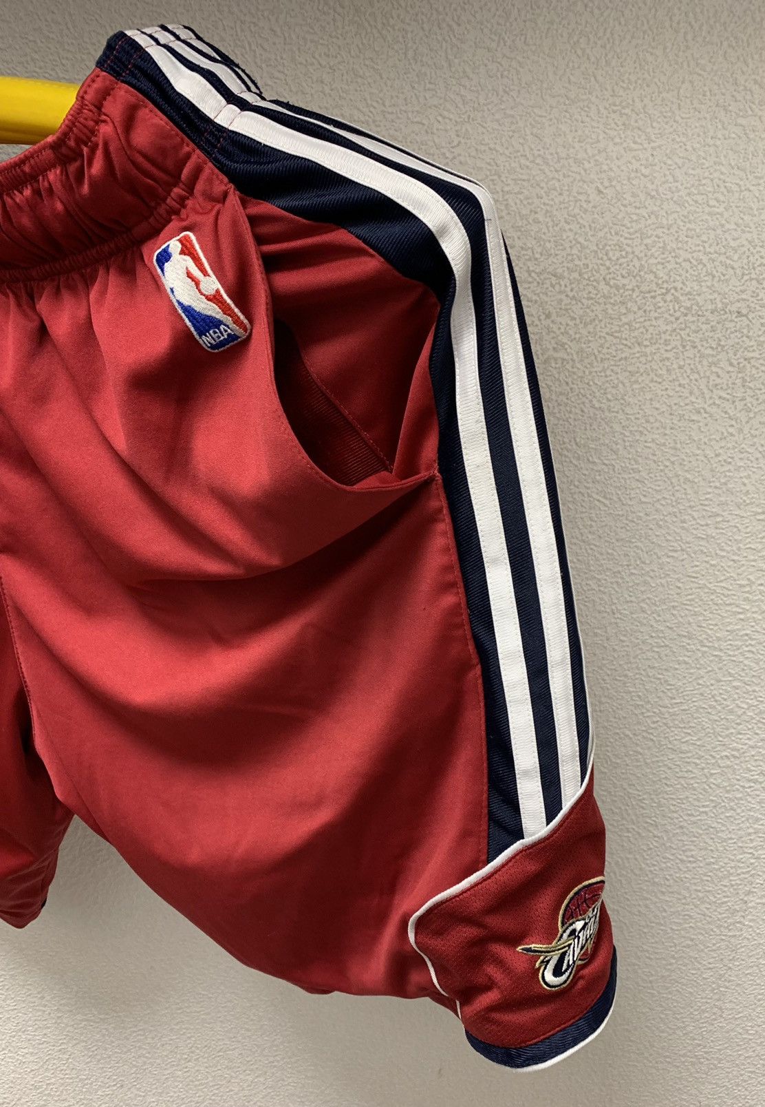 Adidas Cleveland Cavaliers Adidas shorts Nba M size vintage Size US 32 / EU 48 - 3 Thumbnail