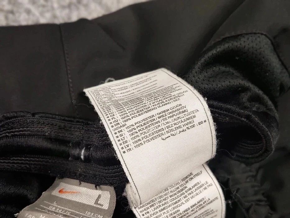Nike Vintage Nike Shorts Black Logo swoosh casual Y2K Streetwear Size US 34 / EU 50 - 9 Thumbnail