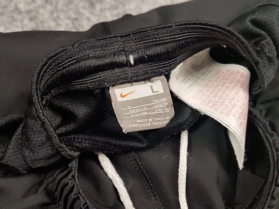 Nike Vintage Nike Shorts Black Logo swoosh casual Y2K Streetwear Size US 34 / EU 50 - 8 Thumbnail
