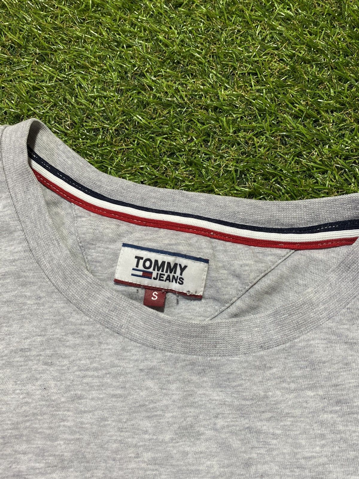 Tommy Hilfiger Vintage Y2k Tommy Hilfiger tee streetwear small logo size S Size US S / EU 44-46 / 1 - 3 Thumbnail