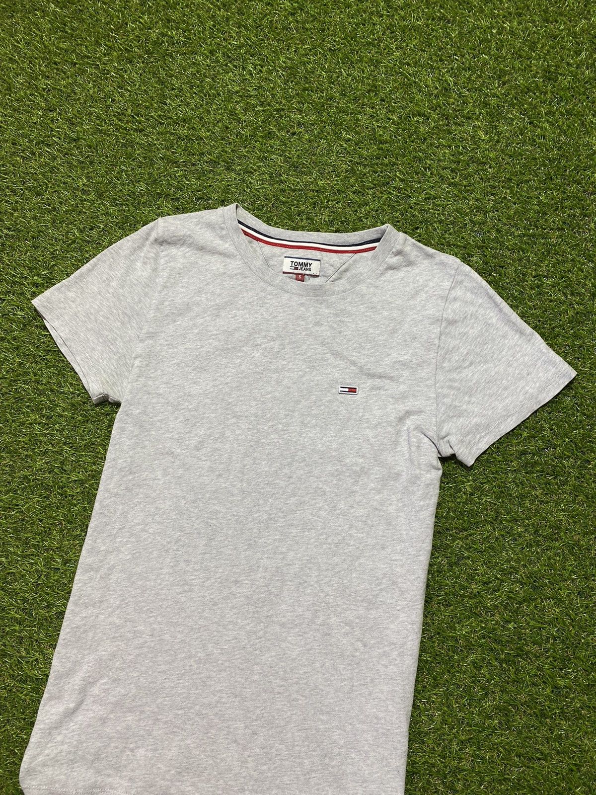 Tommy Hilfiger Vintage Y2k Tommy Hilfiger tee streetwear small logo size S Size US S / EU 44-46 / 1 - 1 Thumbnail