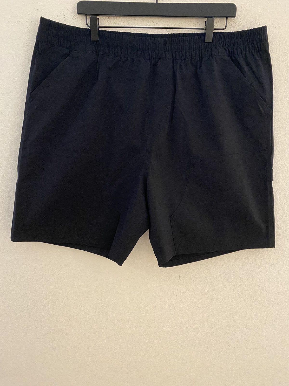 image of Carhartt Wip Montana Shorts NWT in Dark Navy, Men's (Size 38)