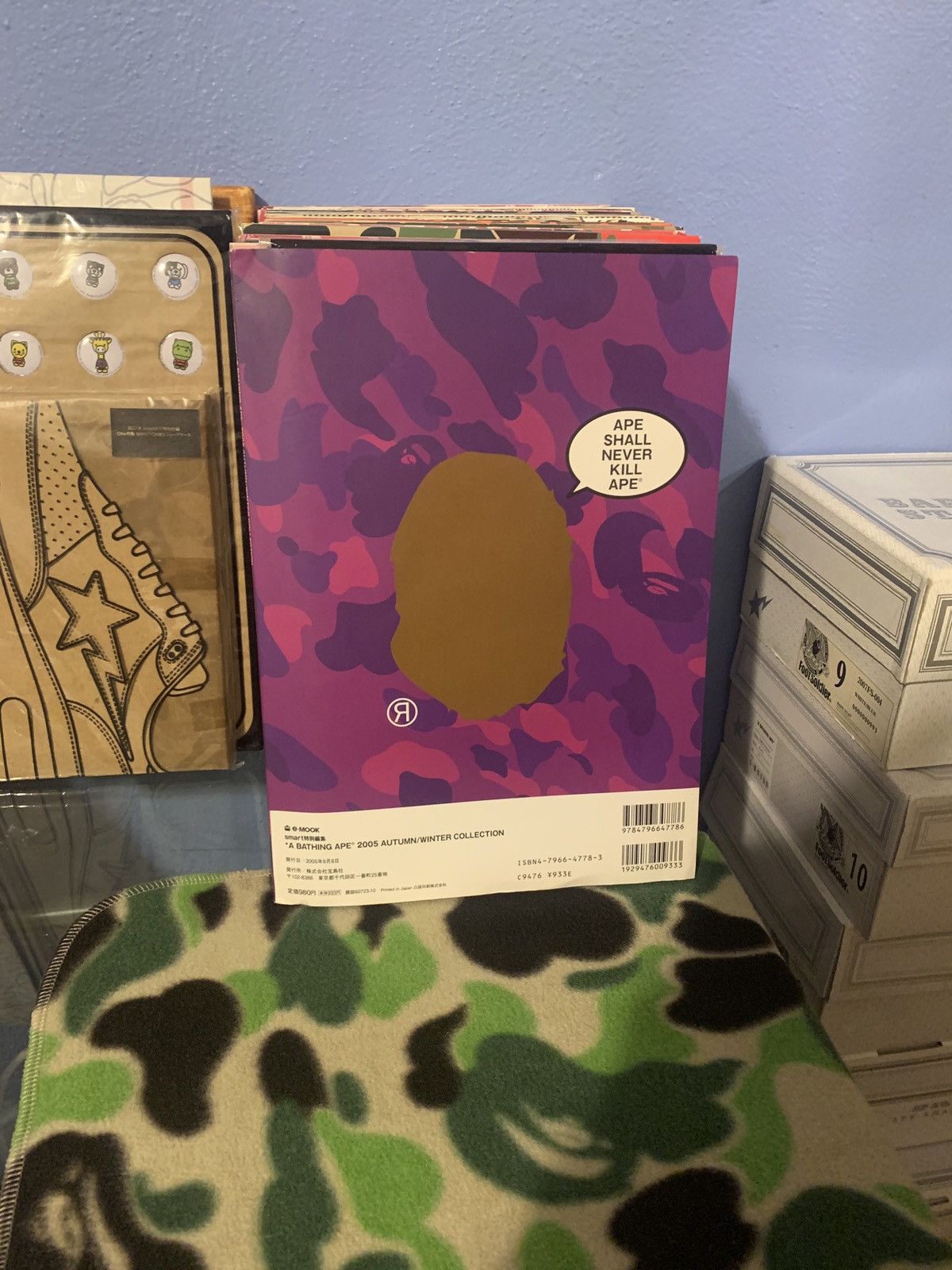 Bape 2005 Bape Magazine + 26 Bape pins Size ONE SIZE - 3 Thumbnail