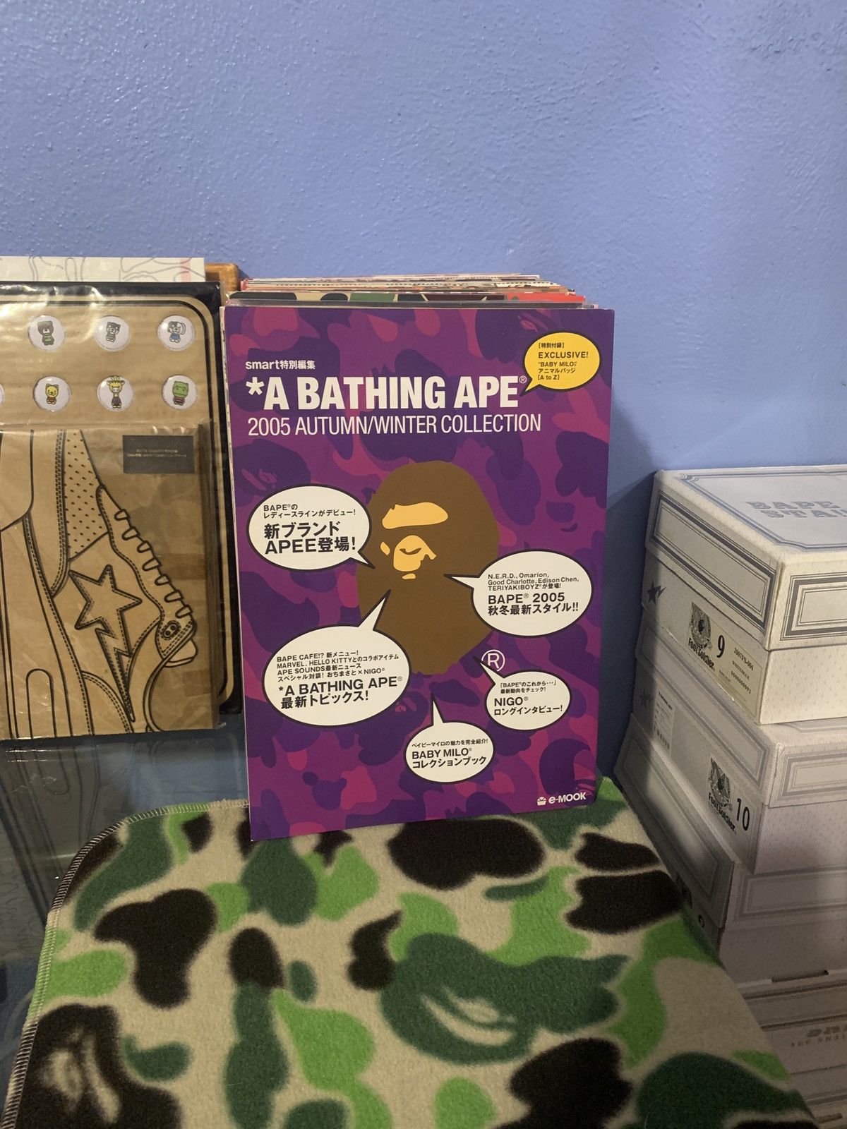 Bape 2005 Bape Magazine + 26 Bape pins Size ONE SIZE - 2 Thumbnail
