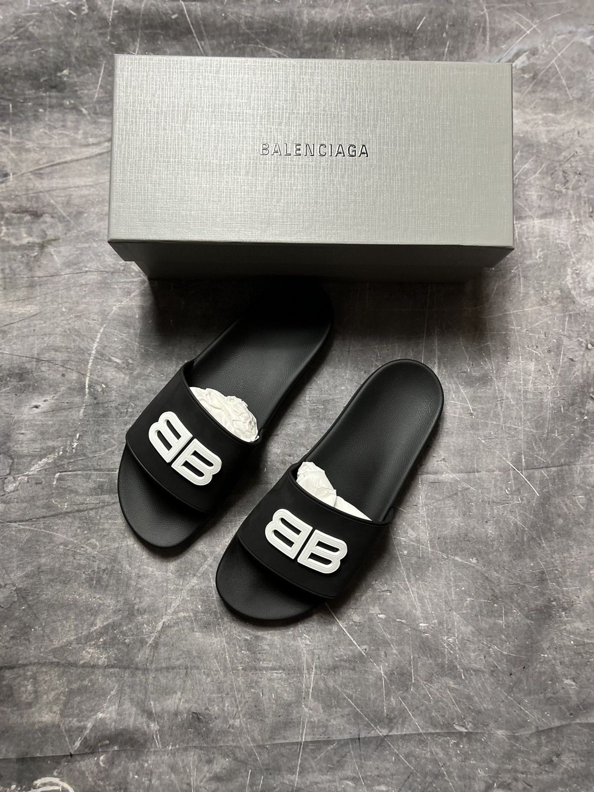 AUTHENIC BALENCIAGA
SIZE 43UK 10US Glow-in-the-dark Bb Logo Balenciaga Pool Slides 3D BB Logo White Black Men main image 4