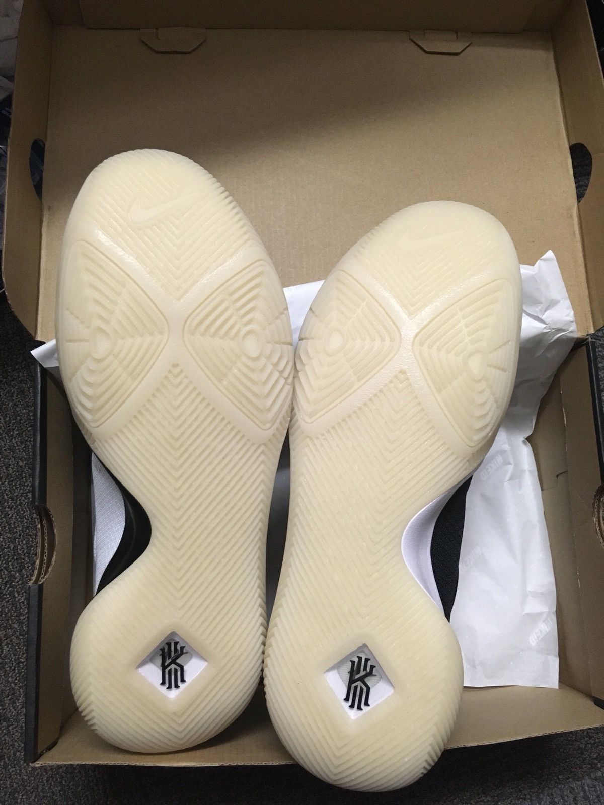 Nike Kyrie 3 Premium ID Asia Tour Uncle Drew Size US 10.5 / EU 43-44 - 6 Thumbnail
