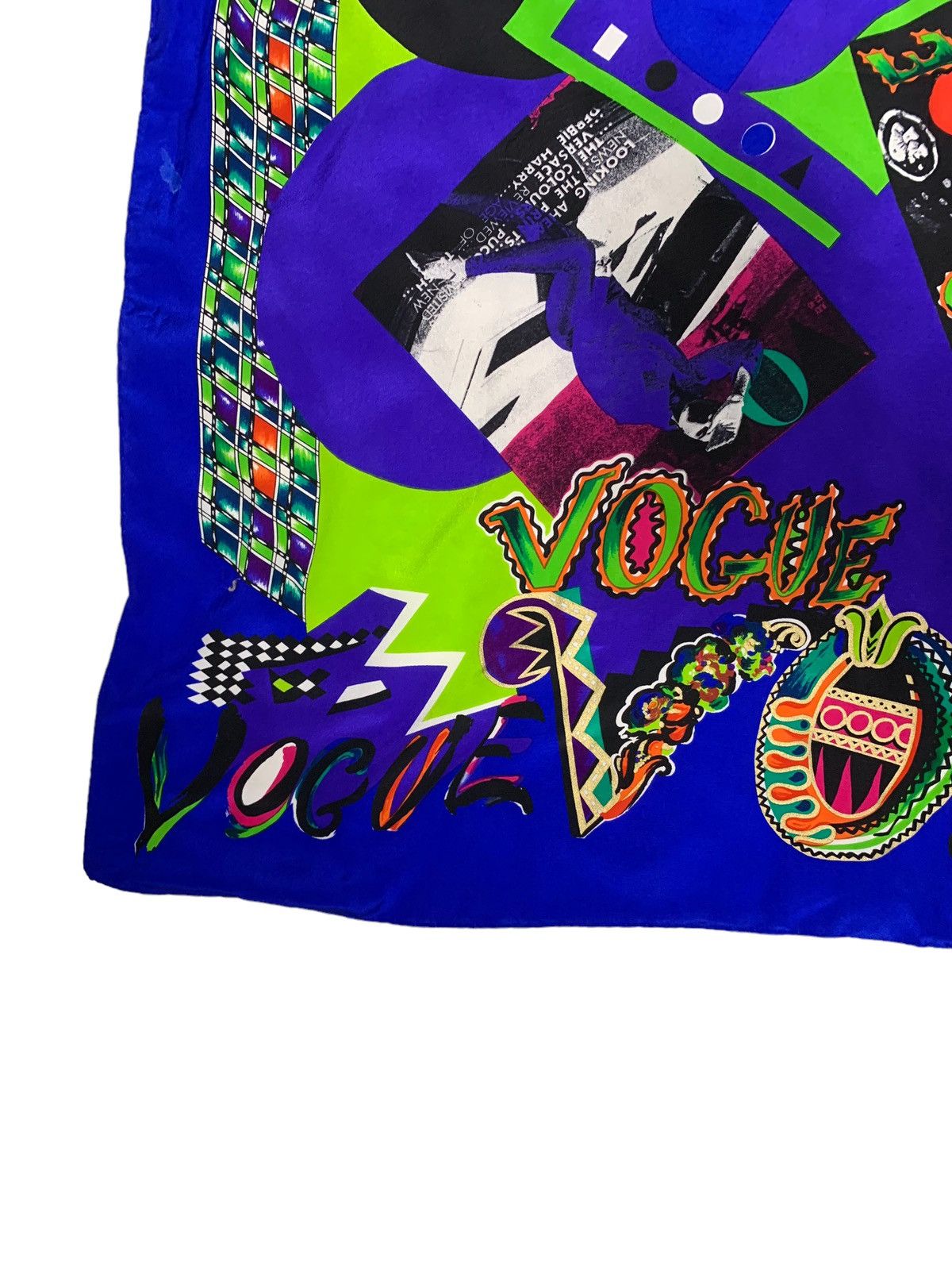 Versace × Vintage × Vogue Iconic Gianni Versace Vogue Covers Large Silk Scarf Shawl Size ONE SIZE - 6 Thumbnail