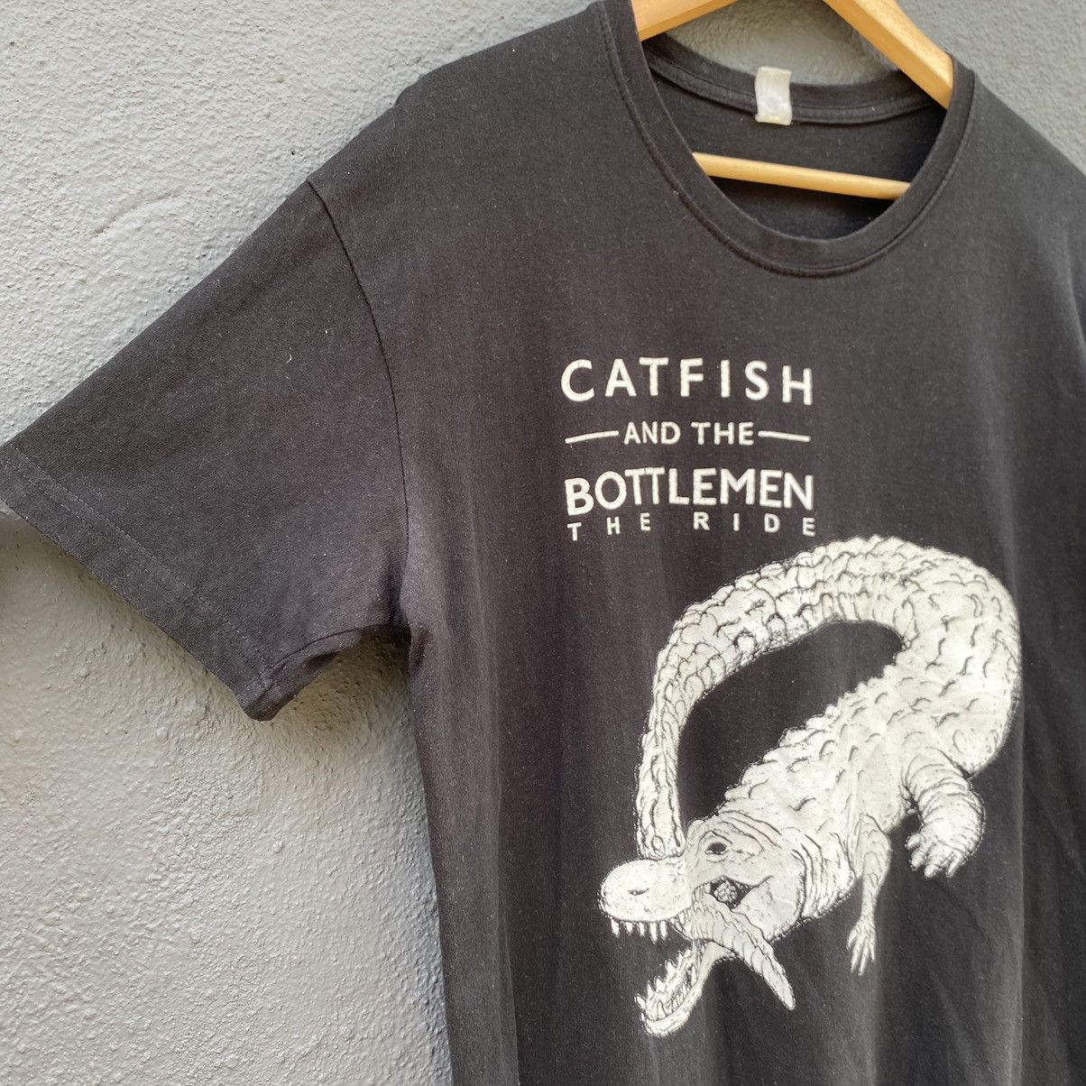 Band Tees Thrashed Faded Catfish And The Bottleman UK Band ERD GRUNGE Size US L / EU 52-54 / 3 - 5 Thumbnail
