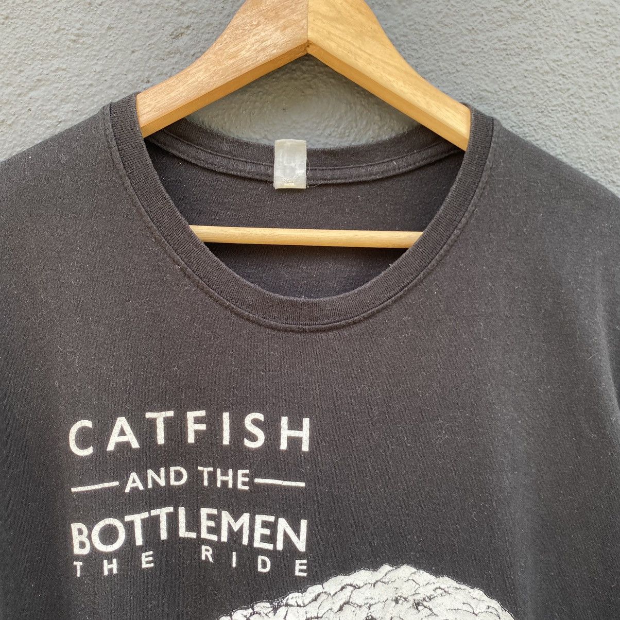 Band Tees Thrashed Faded Catfish And The Bottleman UK Band ERD GRUNGE Size US L / EU 52-54 / 3 - 6 Thumbnail