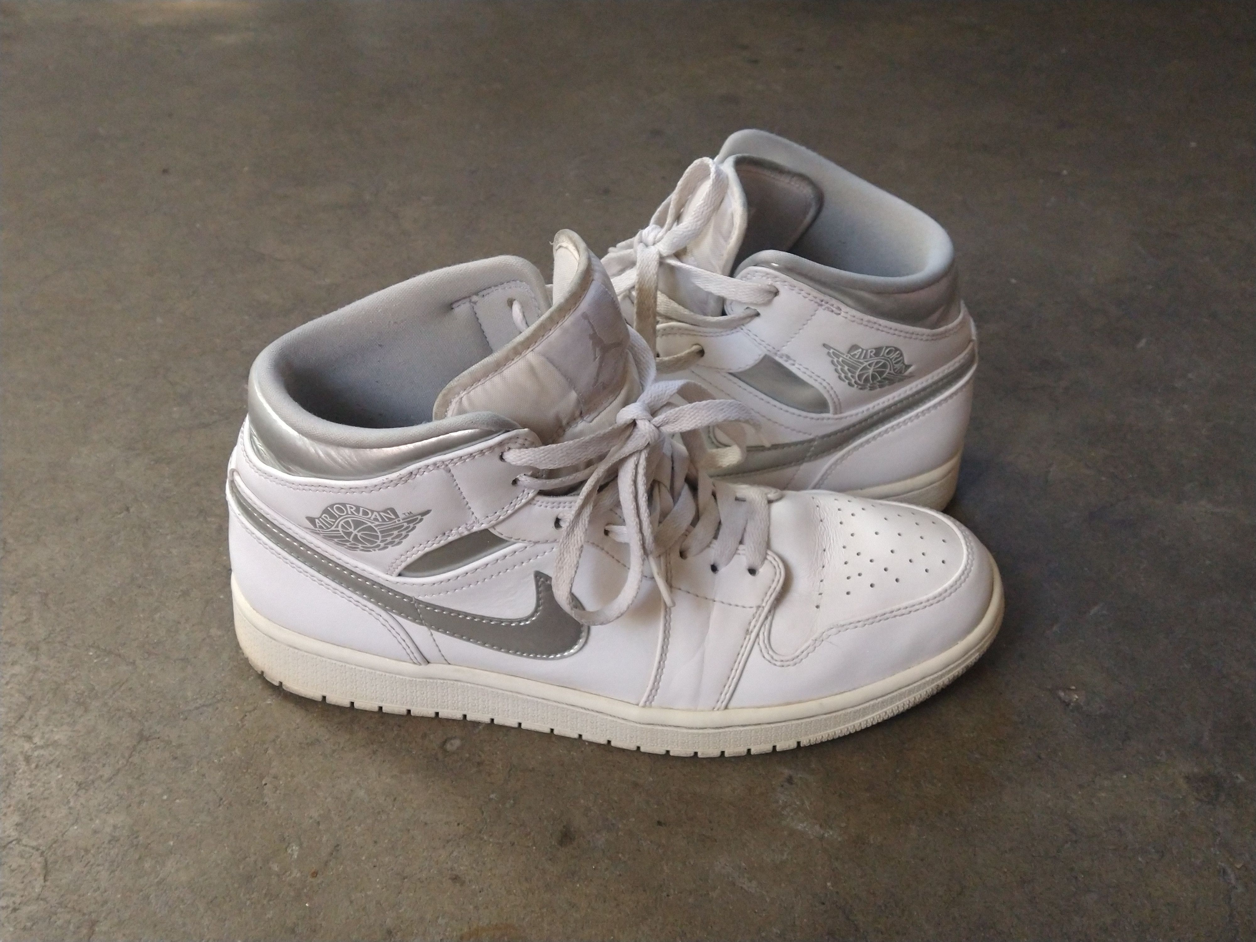 Jordan Brand Nike Air Jordan 1 Retro Mid Pure Money Size 9.5 554724-105 Size US 9.5 / EU 42-43 - 1 Thumbnail