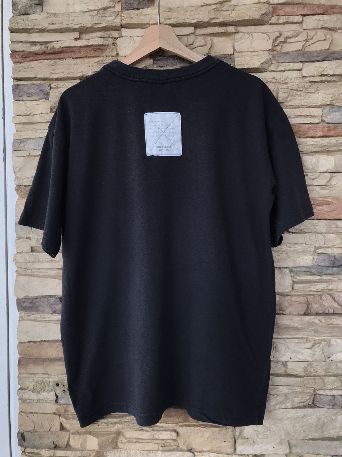 Vintage Vintage Omnes Brandalised Art Tee Size US L / EU 52-54 / 3 - 5 Thumbnail