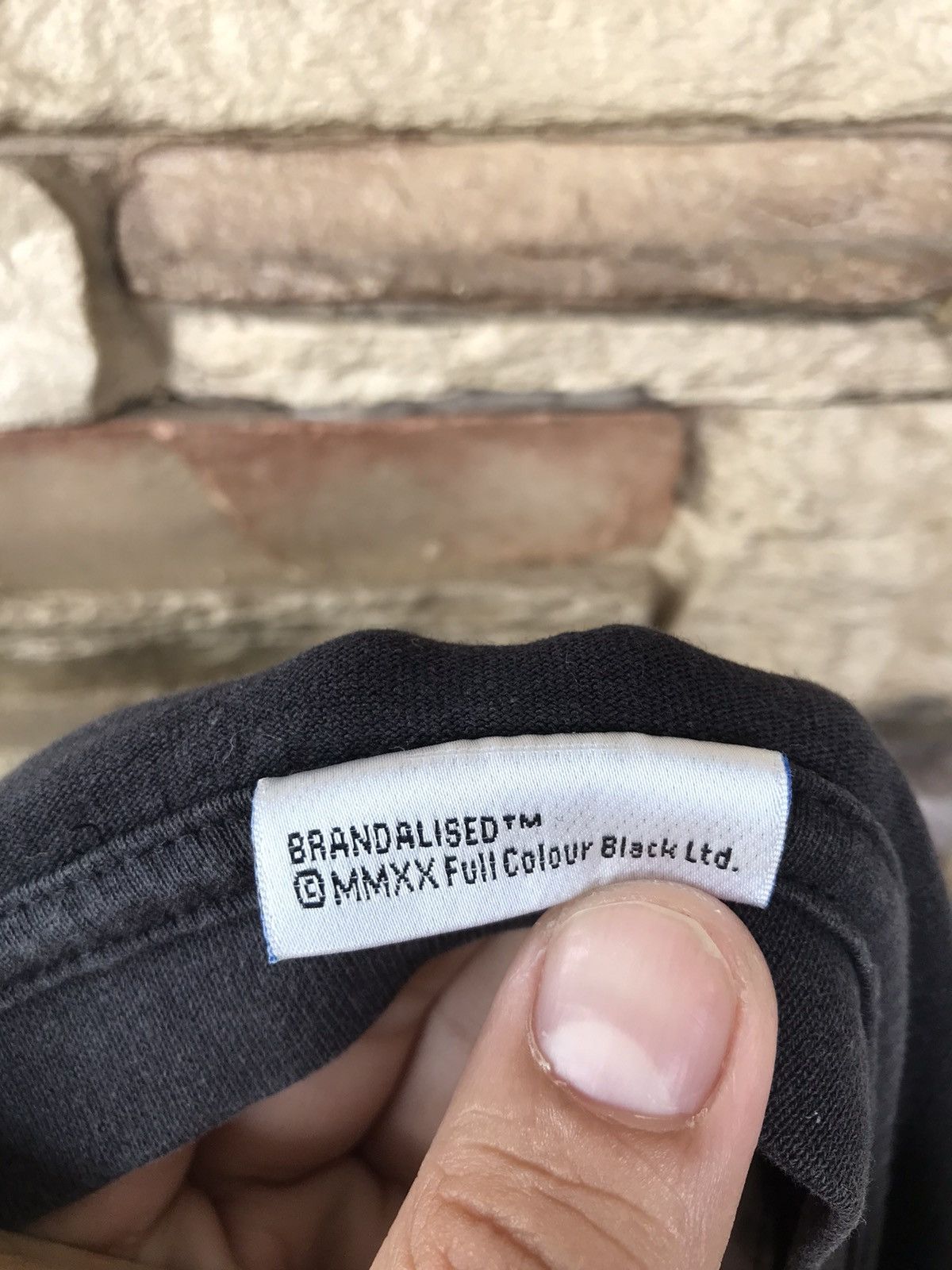 Vintage Vintage Omnes Brandalised Art Tee Size US L / EU 52-54 / 3 - 9 Thumbnail