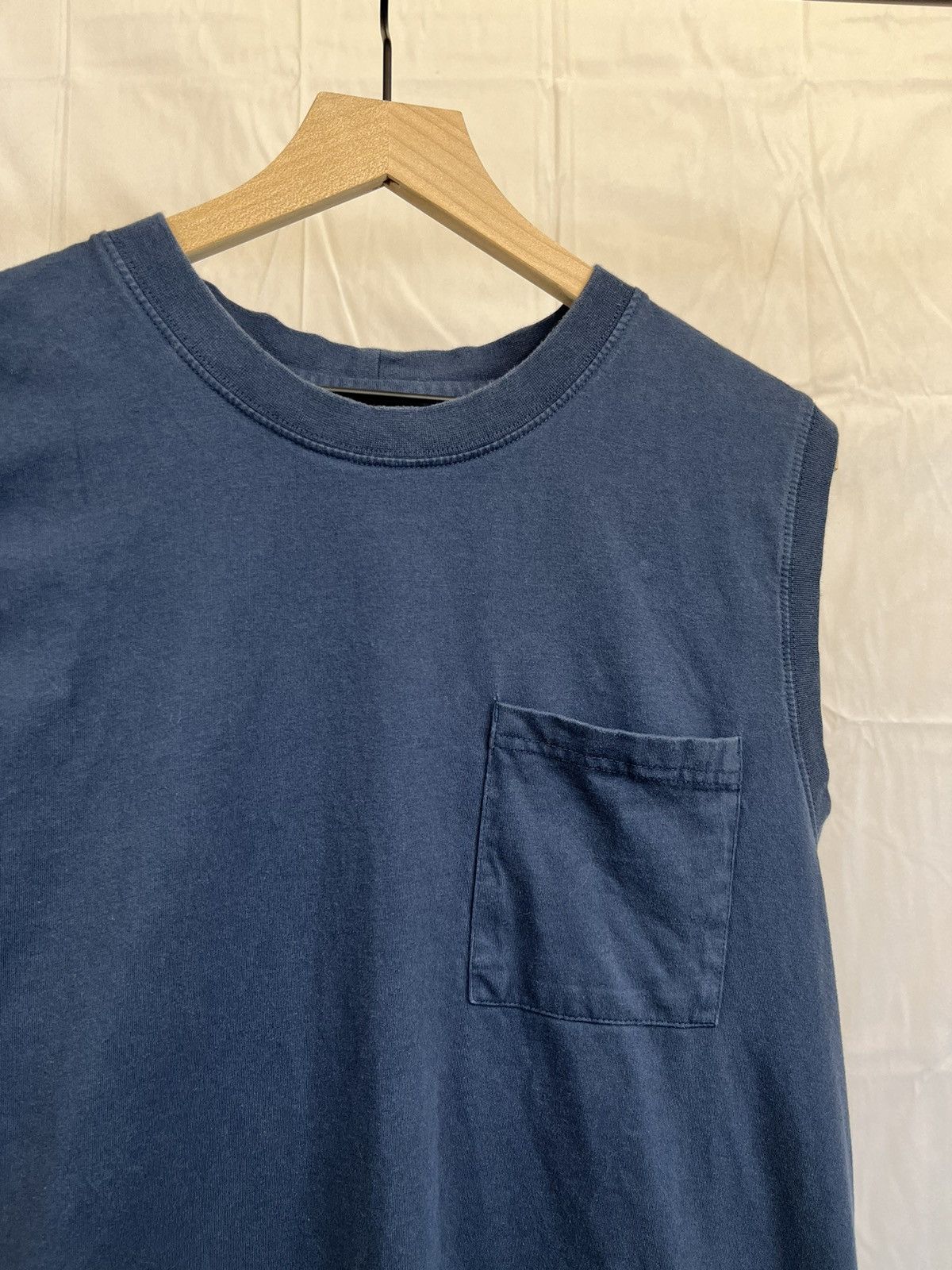 Vintage Vintage Blank Navy Blue Sleeveless Pocket Tee Size US L / EU 52-54 / 3 - 1 Thumbnail