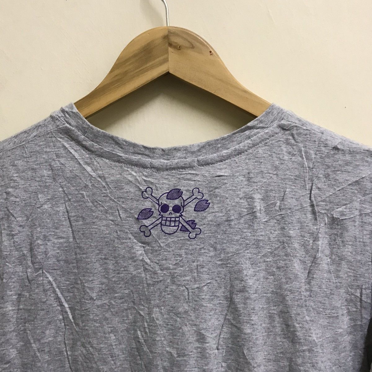 Anime ONE PIECE UNIQLO ANIME TSHIRT Size US M / EU 48-50 / 2 - 8 Thumbnail
