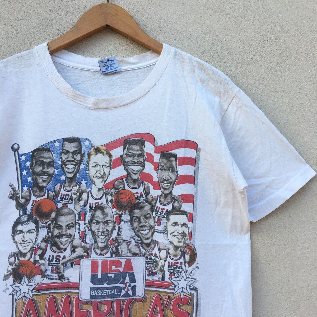 NBA Vintage Distressed 92 USA BASKETBALL AMERICA’S TEAM T-shirt Size US M / EU 48-50 / 2 - 3 Thumbnail