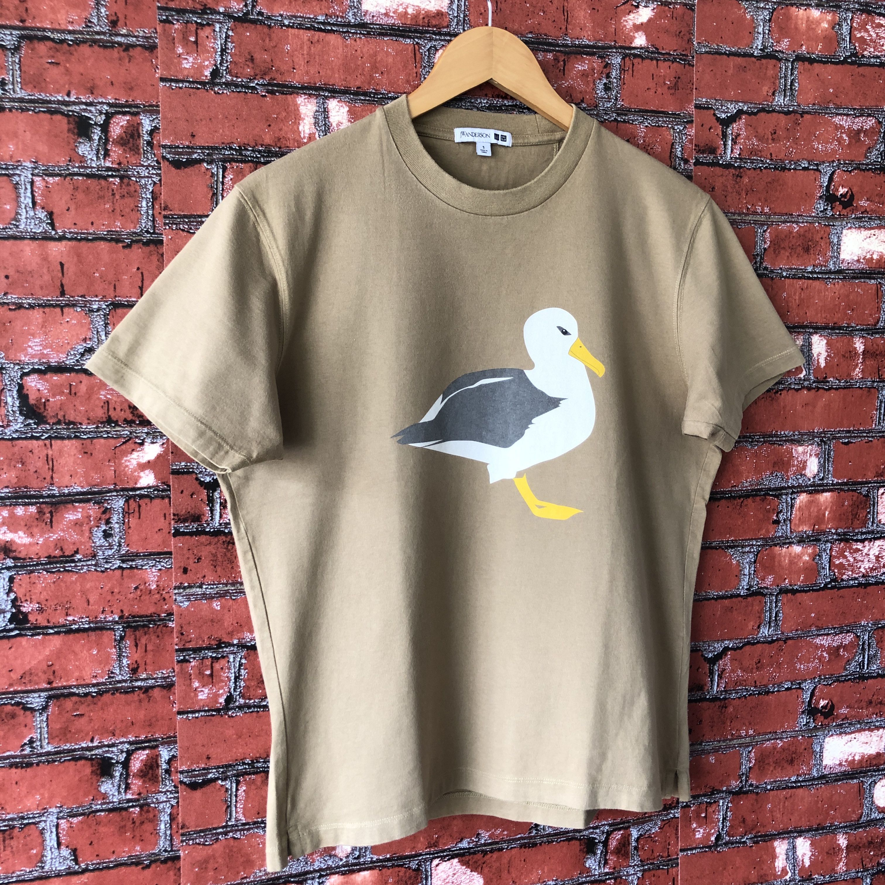 JW Anderson × Uniqlo J W Anderson Uniqlo Duck Bird Big Logo Beige Tee Shirt S Size US S / EU 44-46 / 1 - 7 Thumbnail