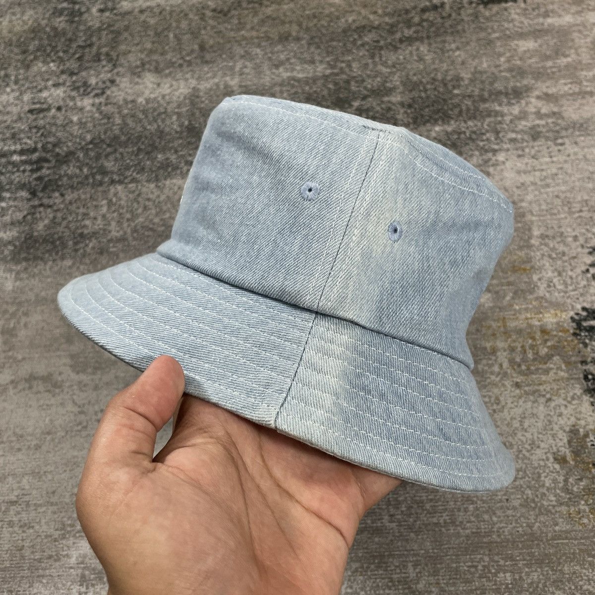 STUSSY★ステューシー★CONTRAST STITCH BUCKET HAT デニム調 BRAND NEW STUSSY CONTRAST STITCH BUCKET HAT LIGHT BLUE - L