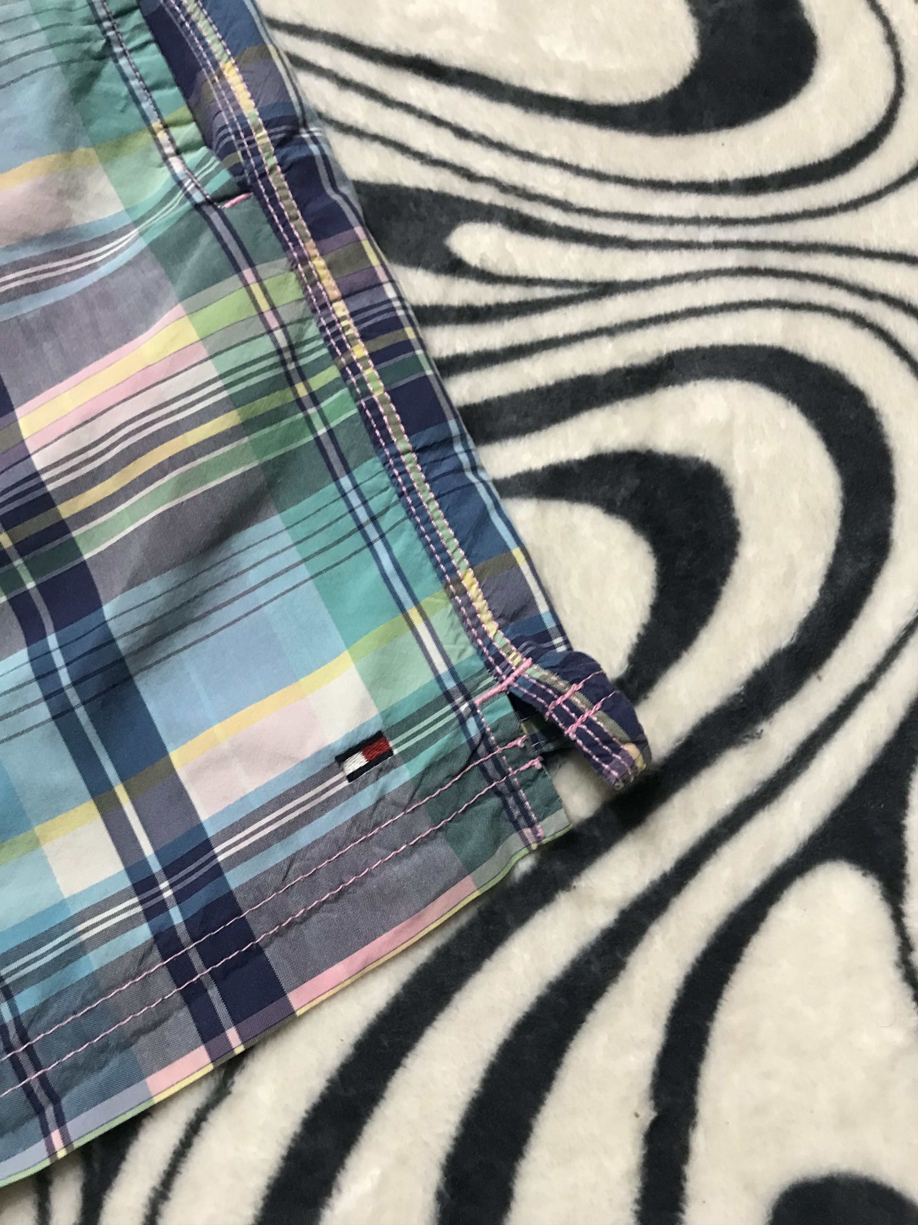 Tommy Hilfiger × Vintage Tommy Hilfiger Mens Nylon Shorts Size US 34 / EU 50 - 2 Thumbnail