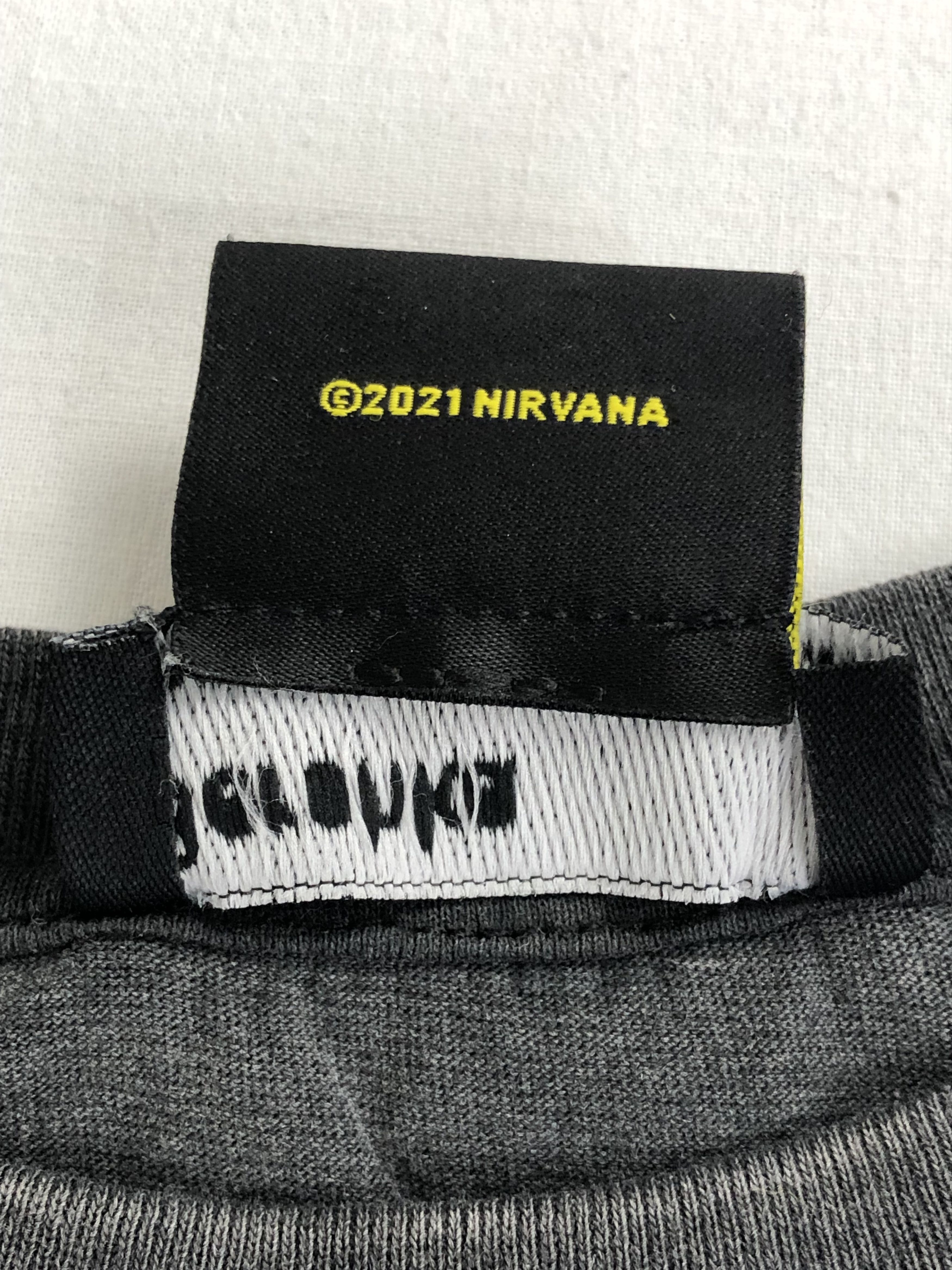 Band Tees Vintage 2021 Nirvana (Pearl Jam Foo Fighters Green Day) Size US L / EU 52-54 / 3 - 10 Thumbnail