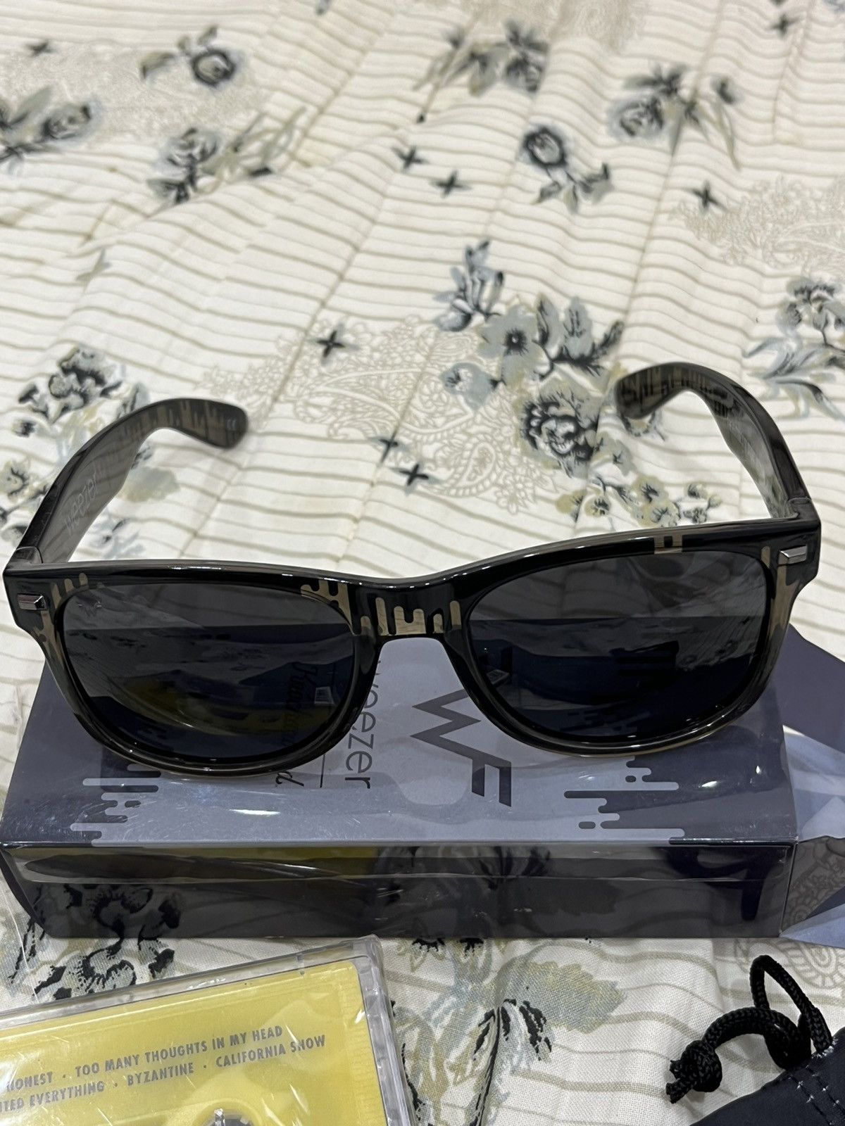 Band Tees WEEZER X KNOCKAROUND BLACK ALBUM SUNGLASSES Size ONE SIZE - 4 Thumbnail