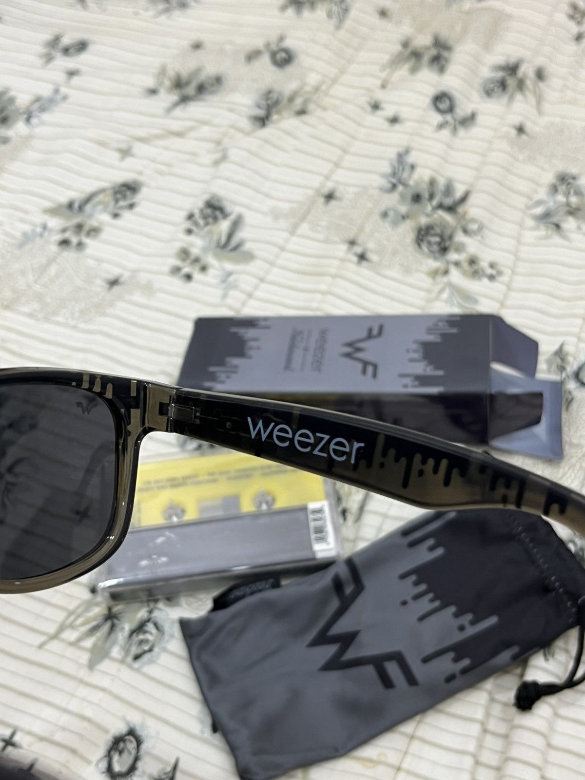 Band Tees WEEZER X KNOCKAROUND BLACK ALBUM SUNGLASSES Size ONE SIZE - 7 Thumbnail
