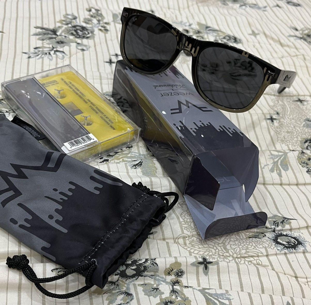Band Tees WEEZER X KNOCKAROUND BLACK ALBUM SUNGLASSES Size ONE SIZE - 3 Thumbnail