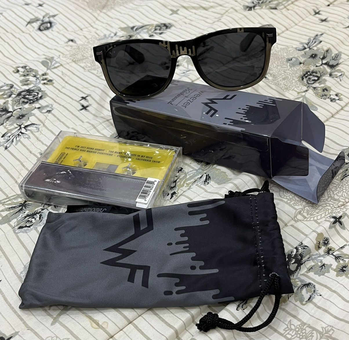 Band Tees WEEZER X KNOCKAROUND BLACK ALBUM SUNGLASSES Size ONE SIZE - 2 Thumbnail