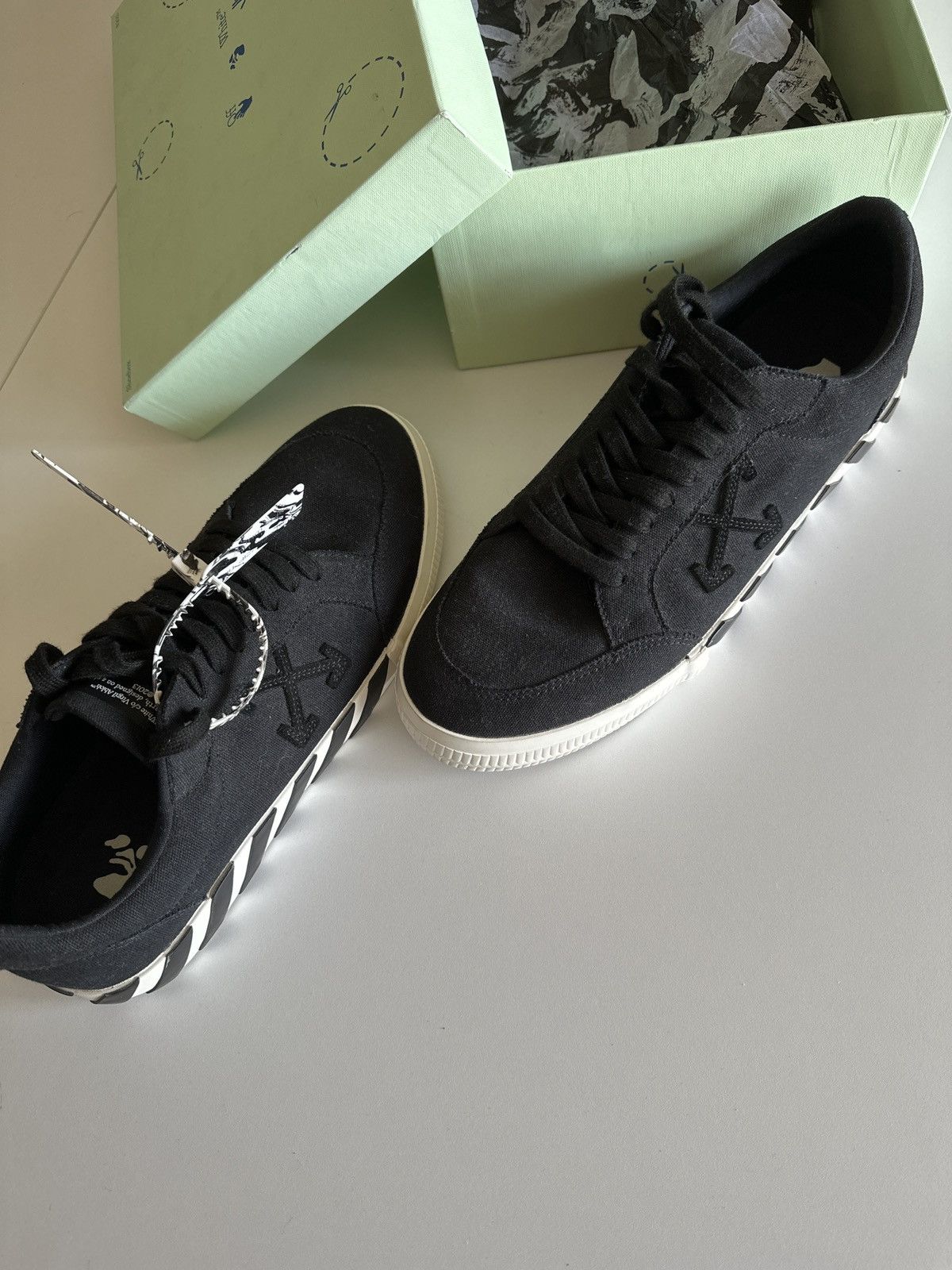 Off-White OFF-WHITE Black Vulcanized Low Top Sneakers Size US 12 / EU 45 - 11 Thumbnail