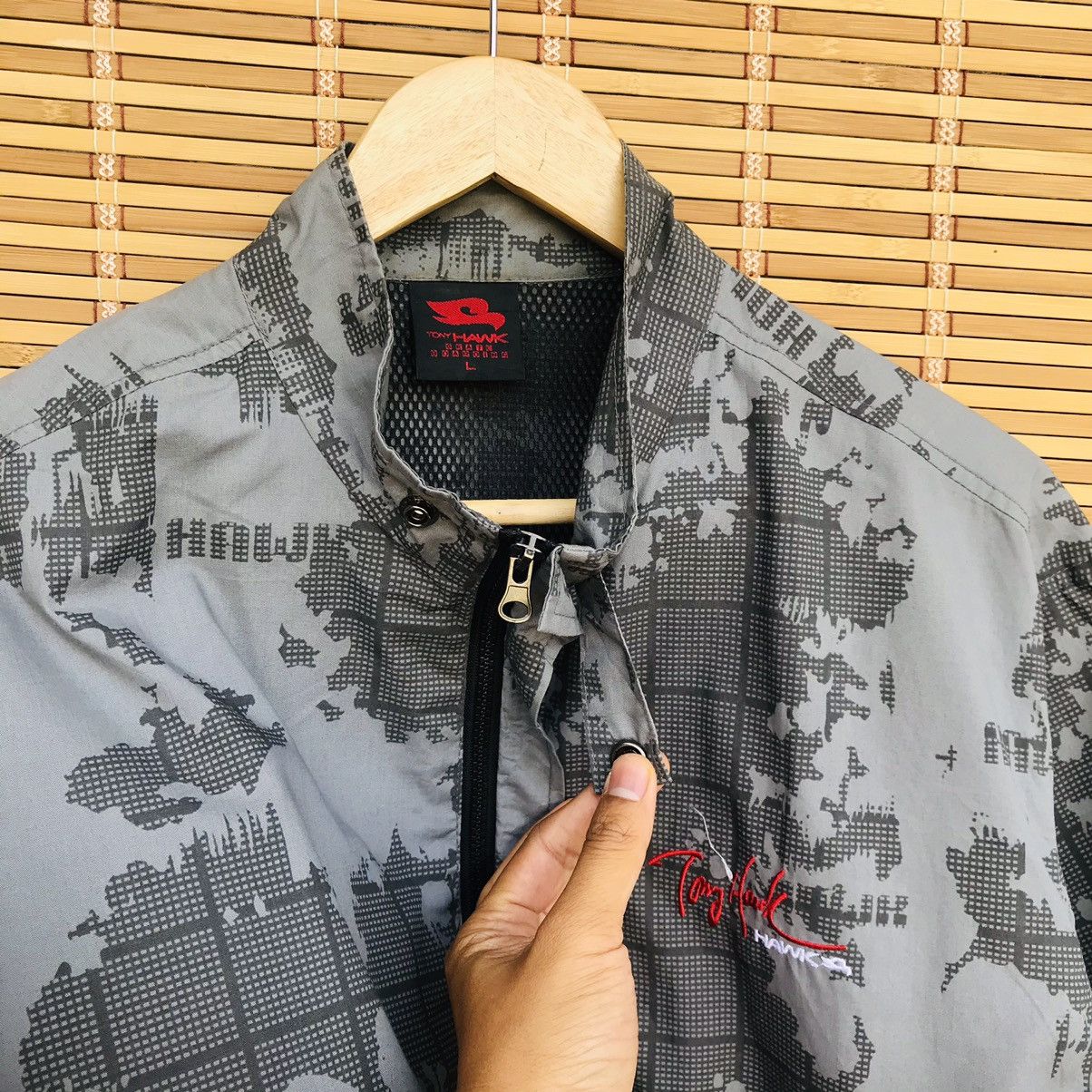 Tony Hawk Tony Hawk Skateboarding camouflage Maps pattern zipper tee Size US L / EU 52-54 / 3 - 13 Thumbnail