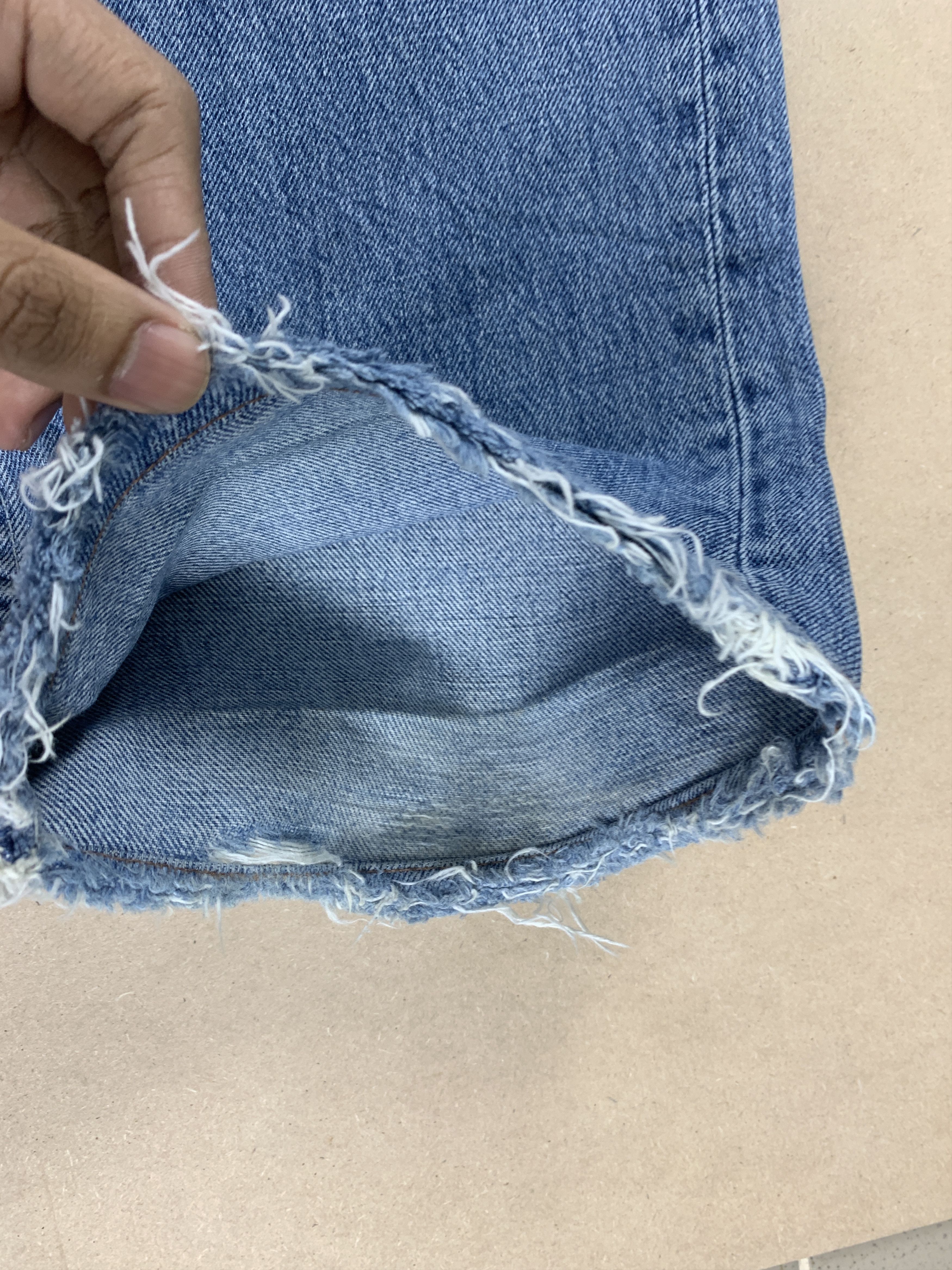 Levi's Vintage 90s LEVI'S 501 Distressed Faded Mid Blue Jeans P0063 Size US 34 / EU 50 - 6 Thumbnail