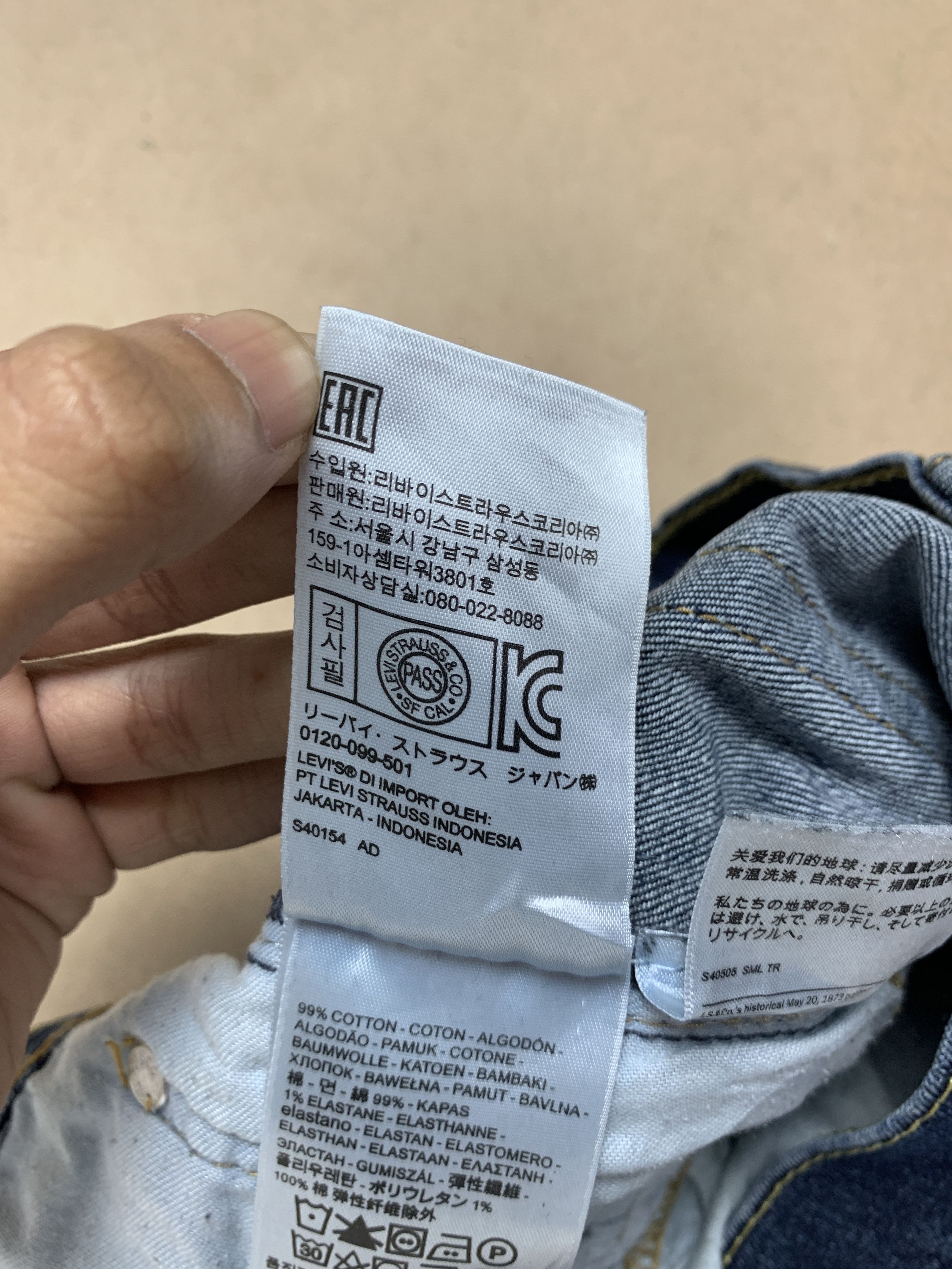 Levi's Vintage Levis 541 Straight Cut Faded Blue Jeans Size US 33 - 14 Thumbnail