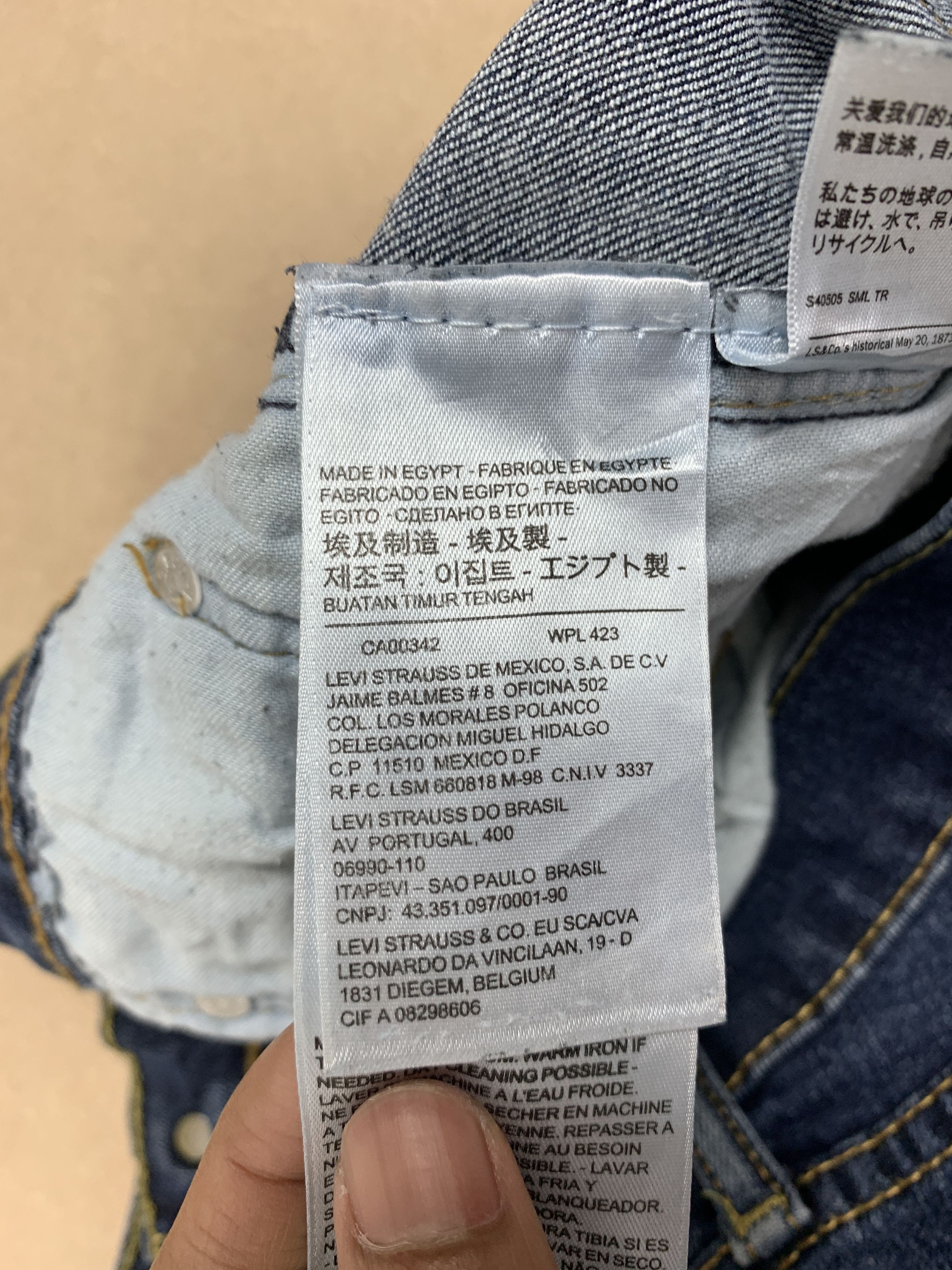 Levi's Vintage Levis 541 Straight Cut Faded Blue Jeans Size US 33 - 13 Thumbnail