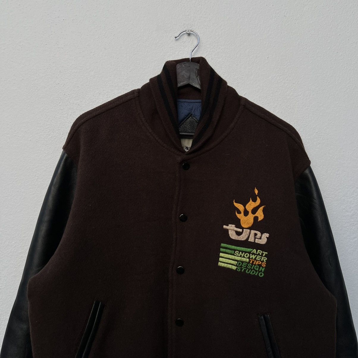 Japanese Brand JANNU MEJIRO TOKYO VARSITY JACKET LEATHER HANDLING BIG LOGO Size US L / EU 52-54 / 3 - 4 Thumbnail