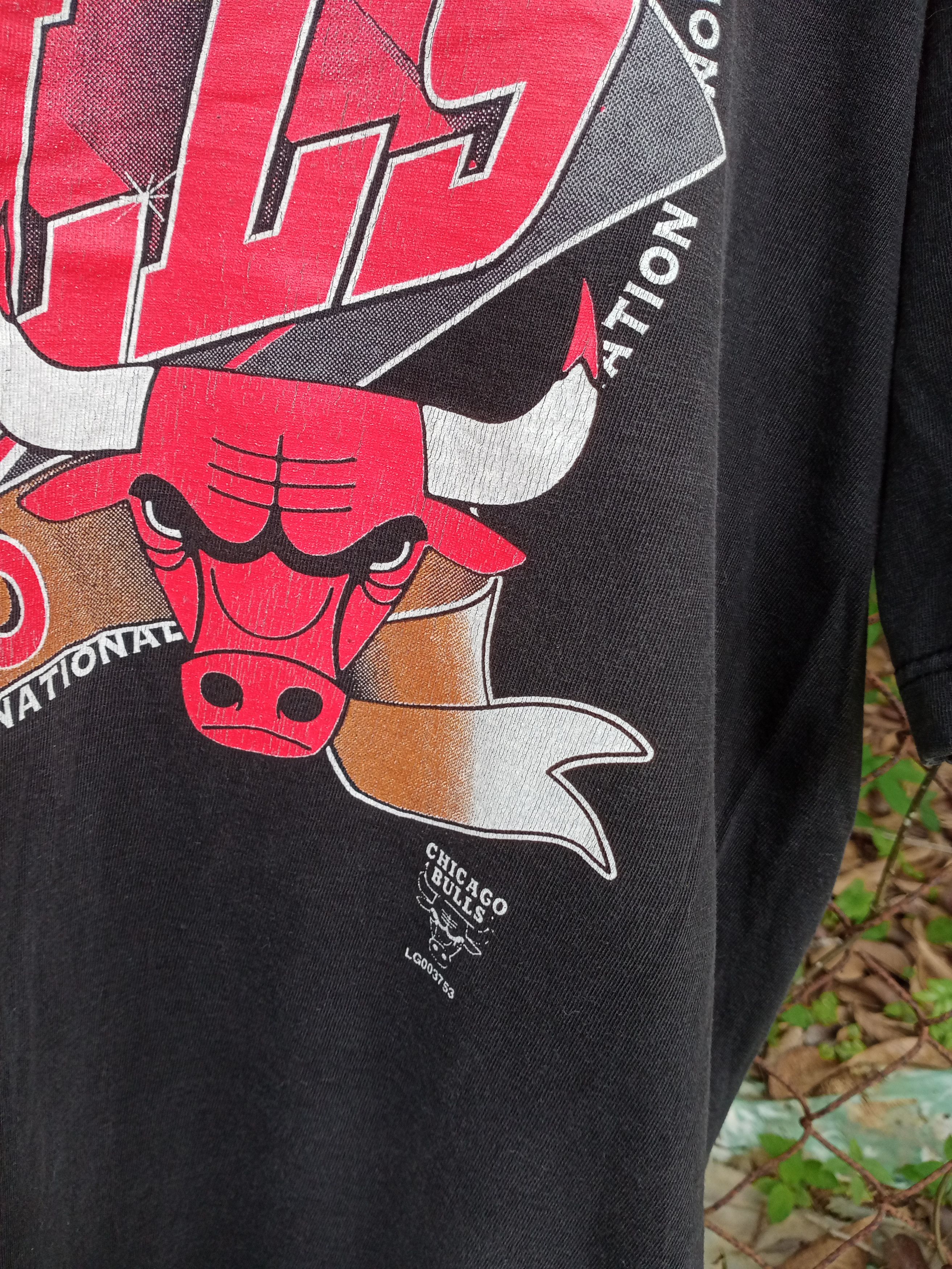 Logo 7 Vintage 90s Chicago Bulls Tshirt big logo Size US L / EU 52-54 / 3 - 3 Thumbnail