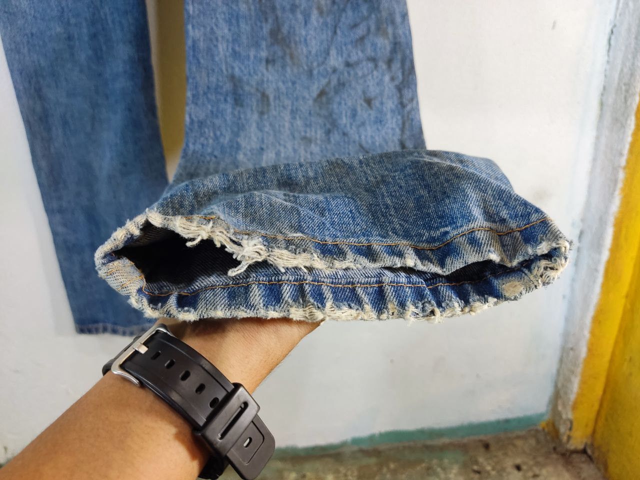 Levi's levis 505 relaxed fit distressed denim Size US 37 - 17 Thumbnail
