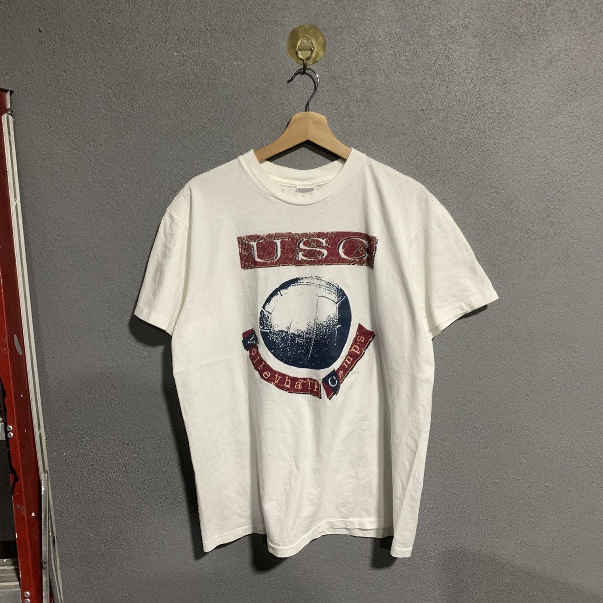 Nike Vintage Nike USC Volleyball Campus White T-shirt Size US L / EU 52-54 / 3 - 1 Thumbnail