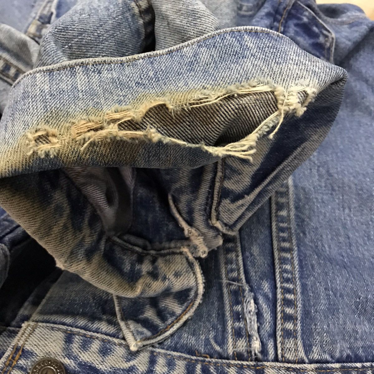 Levi's Vintage Levi’s Distressed Rips Denim Jackets Size US S / EU 44-46 / 1 - 11 Thumbnail
