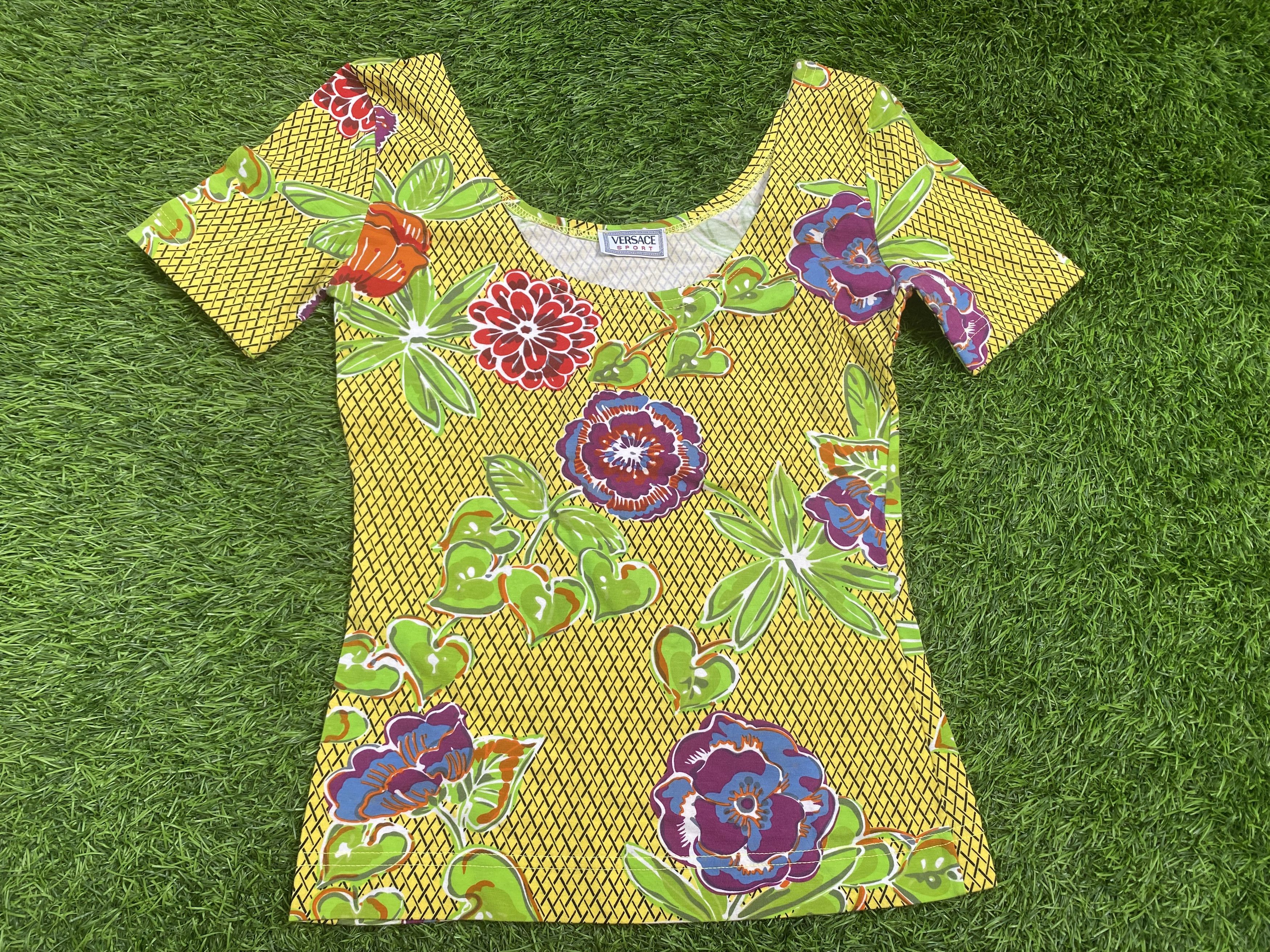 Versace Vintage Versace Summer Tshirt Woman Size S / US 4 / IT 40 - 1 Thumbnail