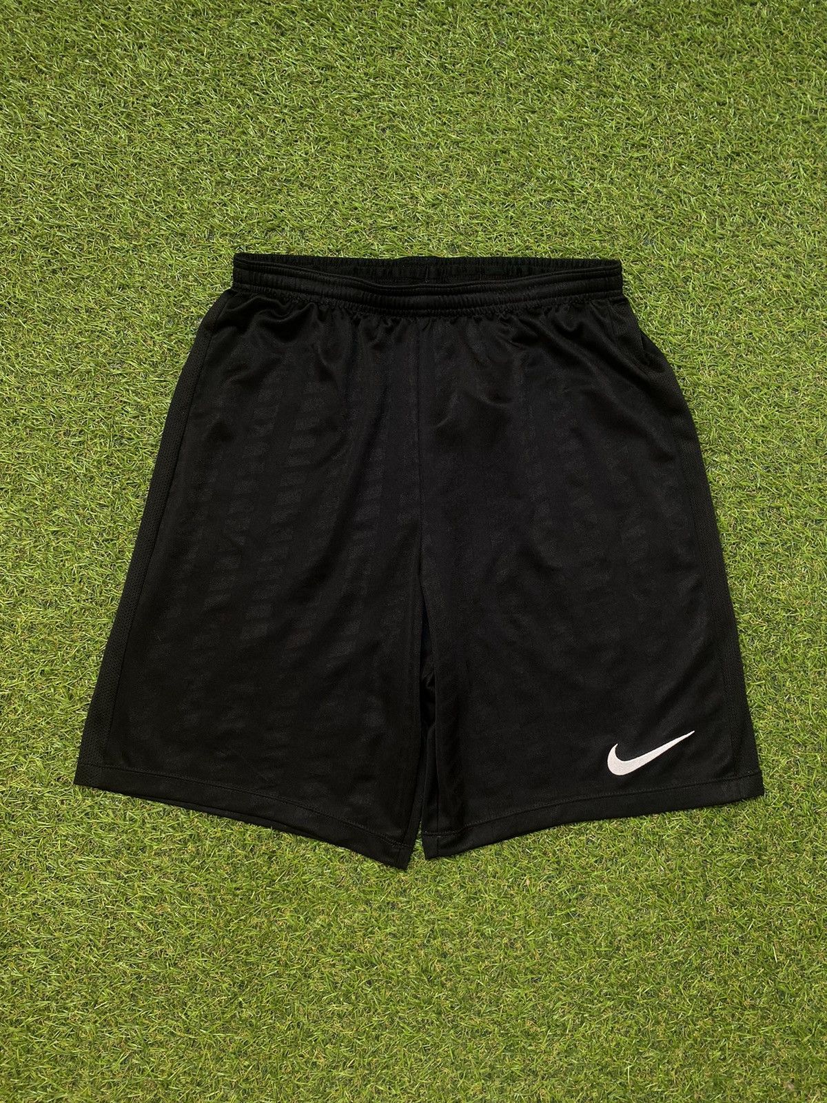 Nike Vintage Nike shorts streetwear swoosh casual y2k size M Size US 32 / EU 48 - 1 Thumbnail