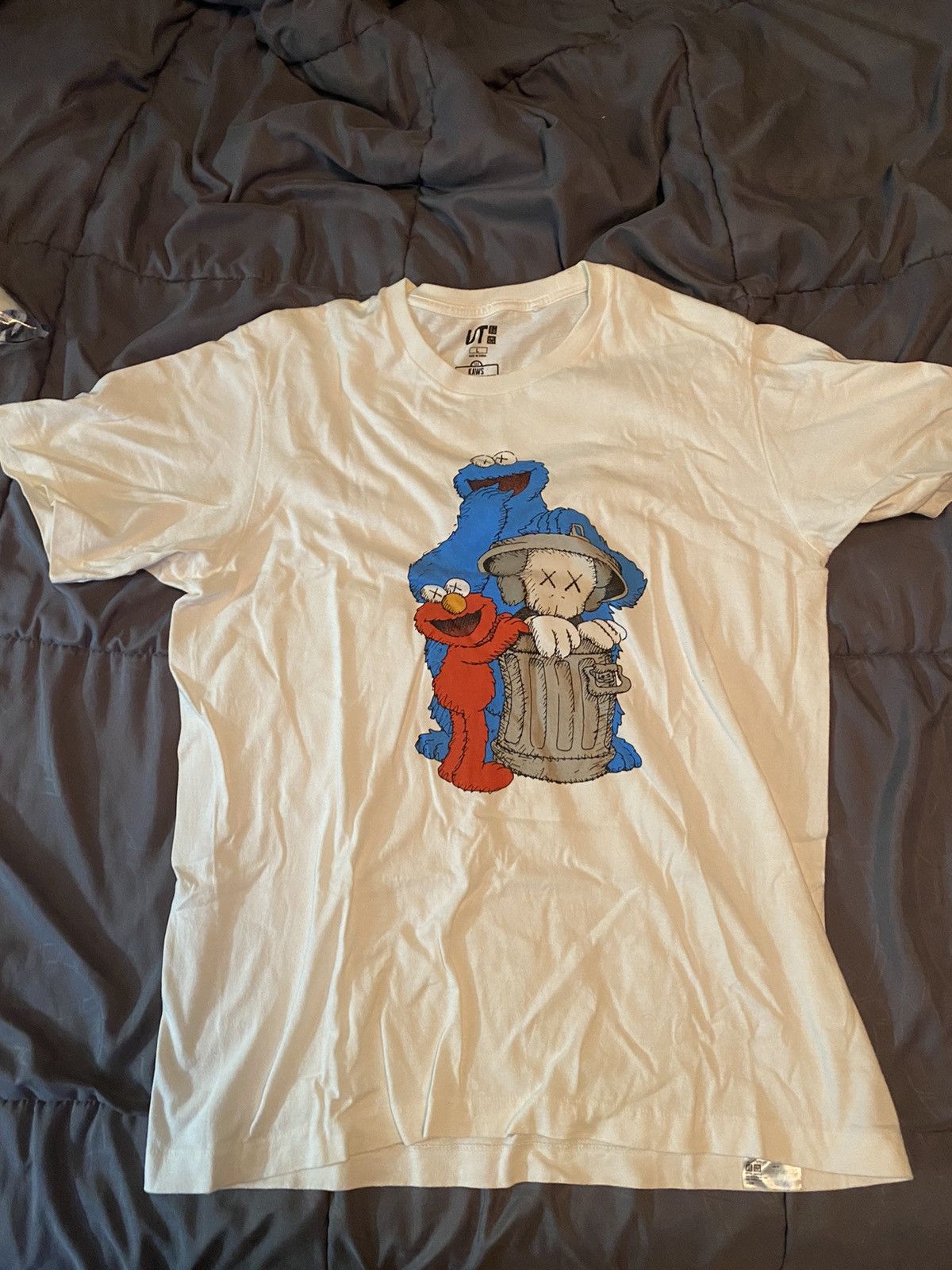 Kaws × Uniqlo Kaws x Uniqlo x Sesame Street Tee L Size US L / EU 52-54 / 3 - 1 Thumbnail