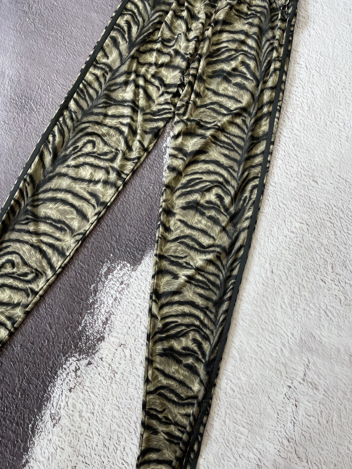 Adidas Jeremy Scott X Adidas Men's Animal Slash Print Pants Size S Size US 30 / EU 46 - 16 Thumbnail
