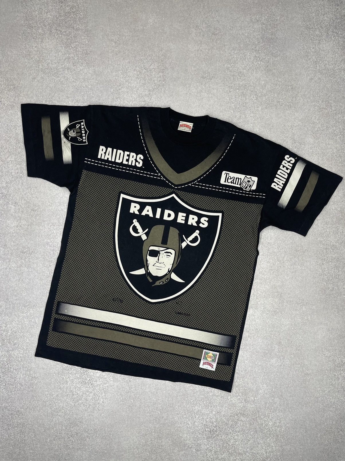NFL Vintage Nutmeg Mills NFL Raiders 1994 T Shirt Y2K Big Print Size US XL / EU 56 / 4 - 1 Thumbnail